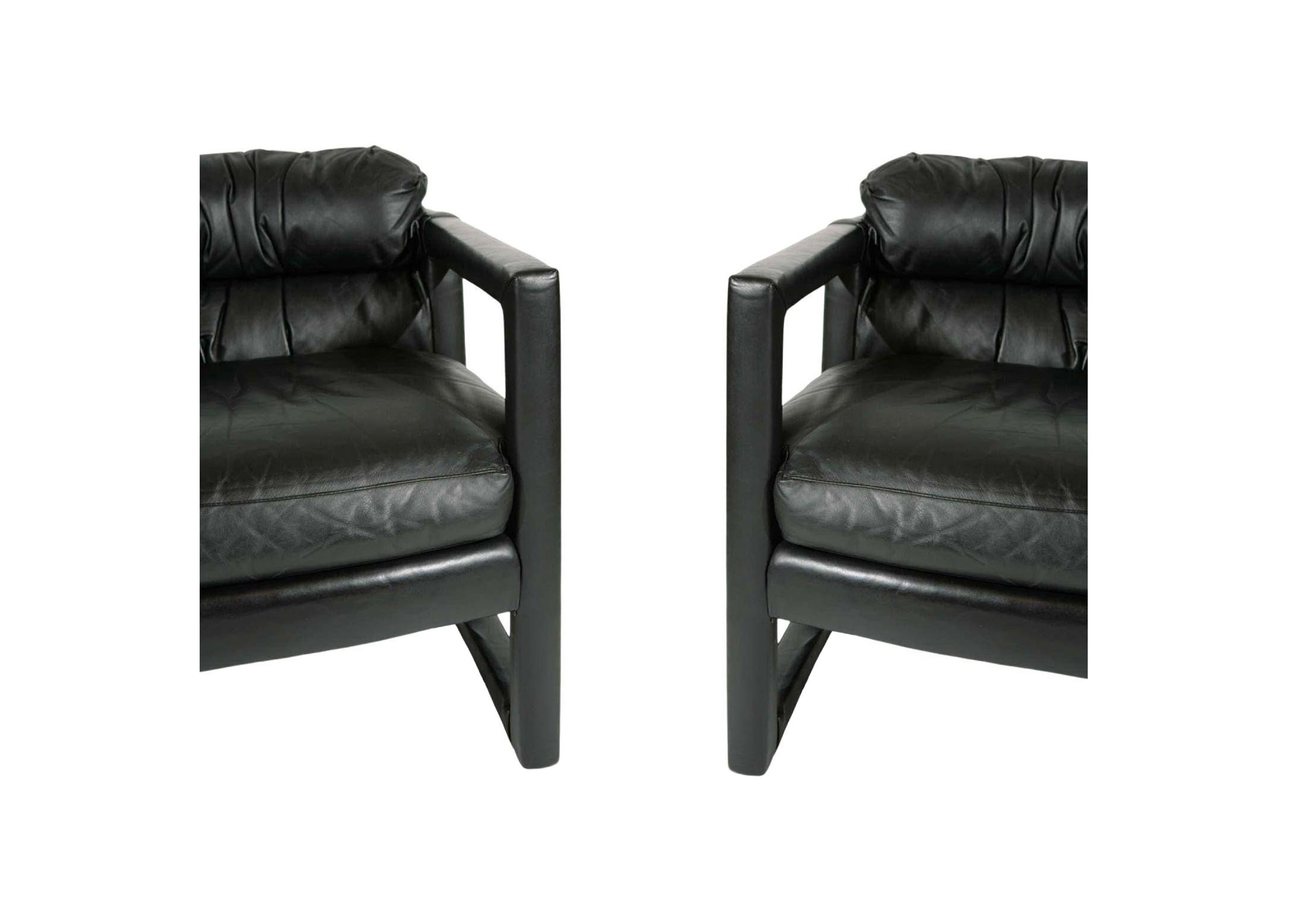 Es geht darum, stilvoll und mutig zu sein! Zwei moderne Sessel im Parsons-Stil mit Tonnenrücken von Drexel aus der Mitte des Jahrhunderts, um 1970. Diese bequeme Garnitur hat viel Stil, mit Massivholzrahmen, voll gepolstert mit ausgeschnittenen
