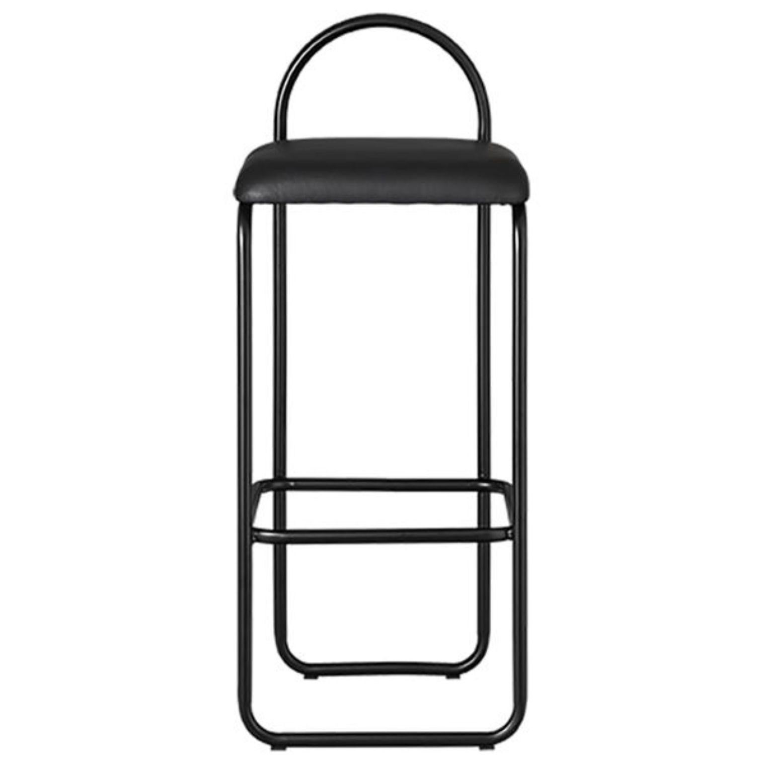 Black leather minimalist bar chair
Dimensions: L 37 x W 39 x H 92.5 cm
Materials: Leather, steel.

      