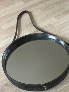 Schwarzer Lederspiegel, bezogen von Hermès  Entworfen von Jacques Adnet, Frankreich 1950.