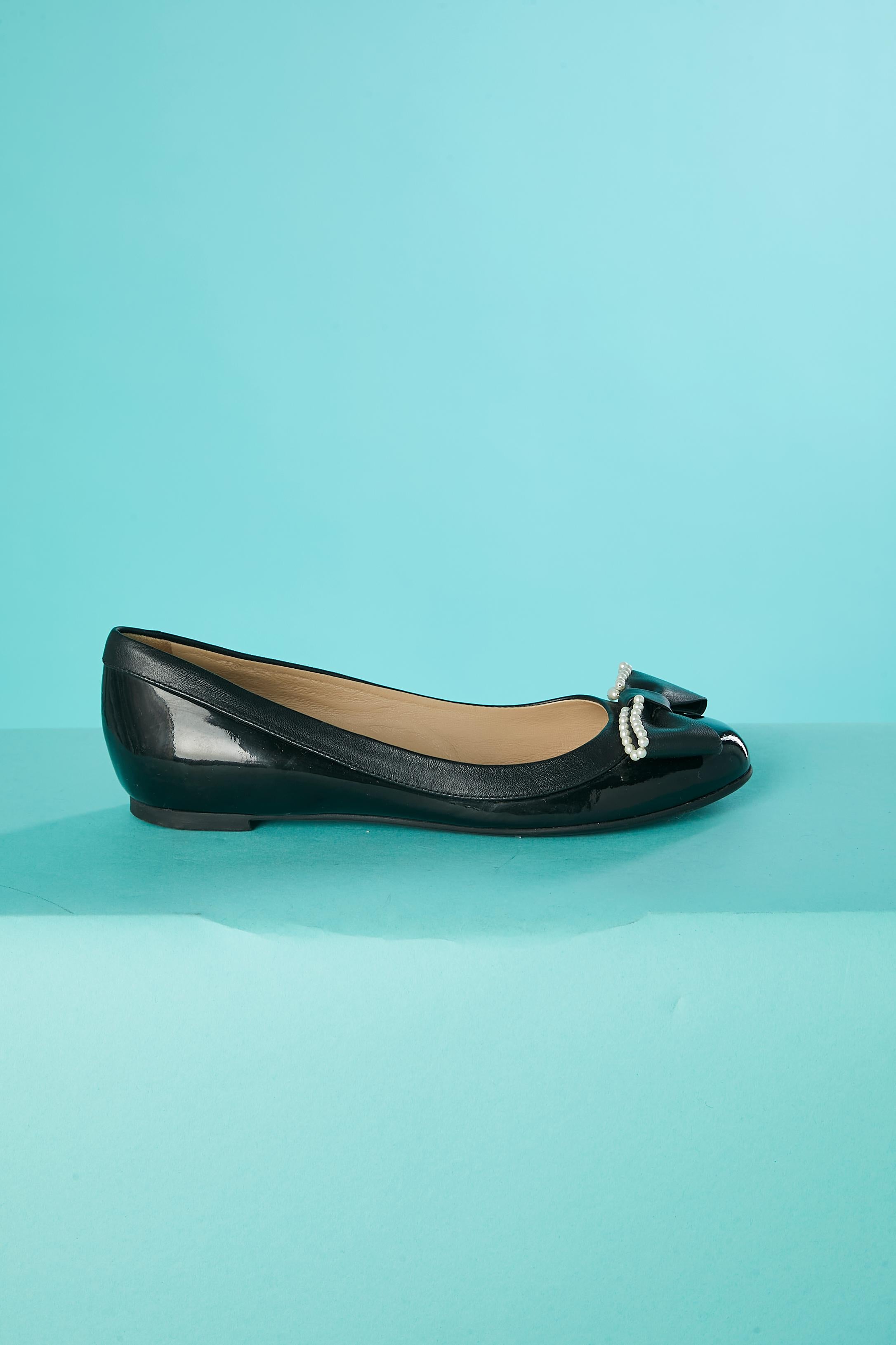 Black leather mix with black patent leather and pearls with leather bow.
SHOE SIZE : 37 (Eu) 6 (US) 
