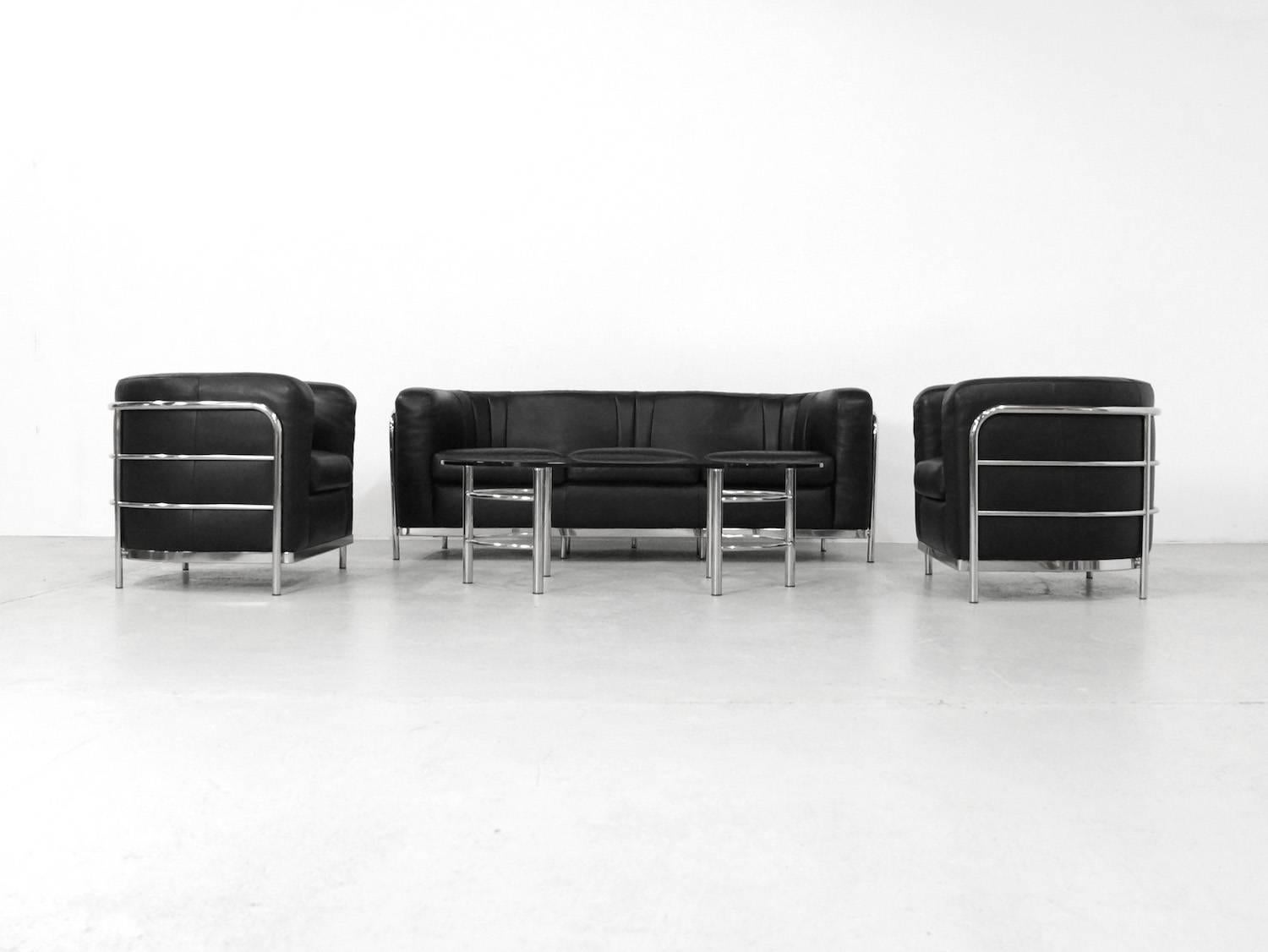 Beautiful Onda sofa set in black leather with the original special produced Onda coffee table.
This sofa set is designed Paolo Lomazzi in 1985 for Zanotta, The curved chrome back of the sofa looks very nice if you can place it freestanding.
The set