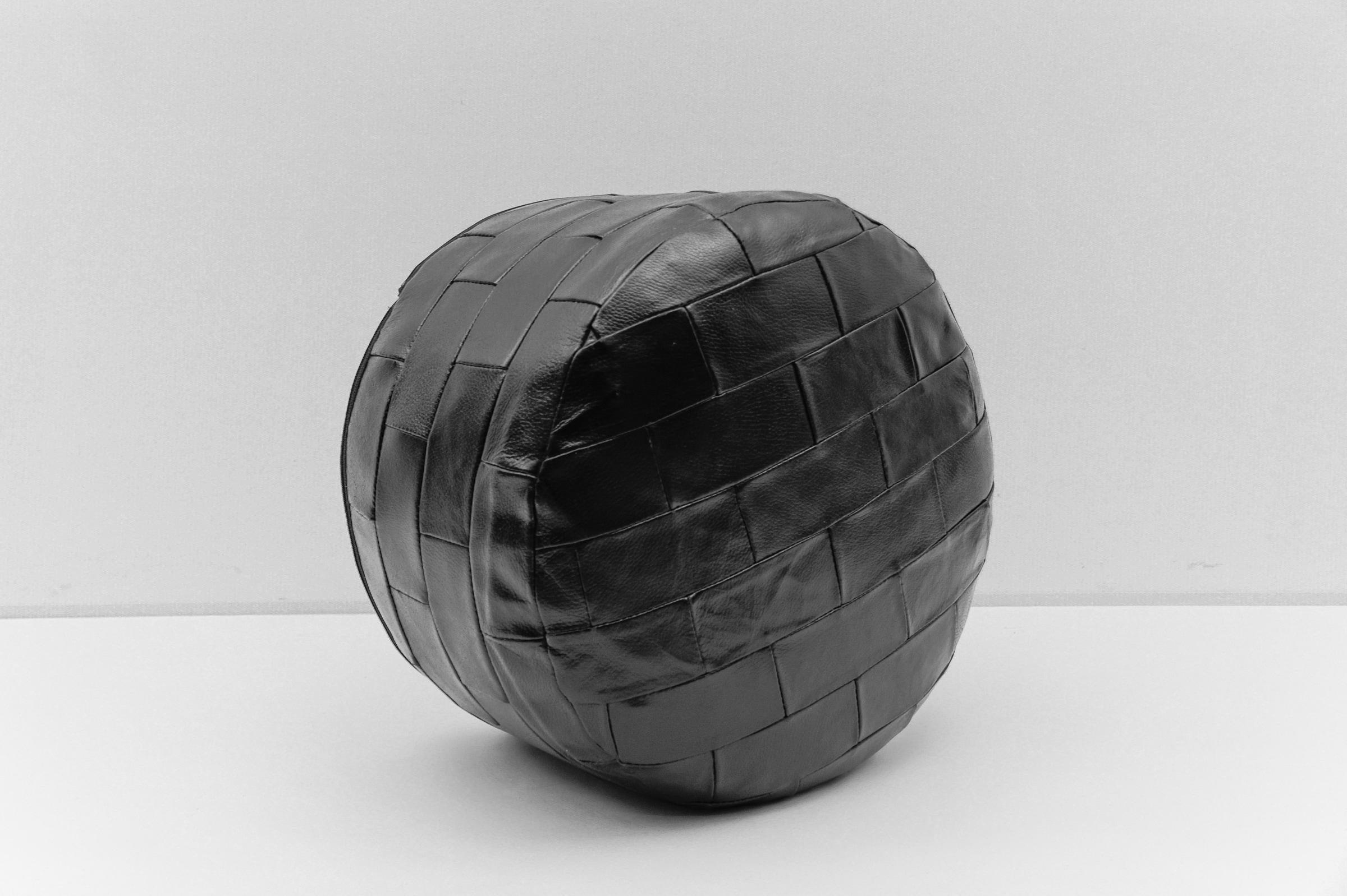 Puf de cuero negro de De Sede, Suiza, años 60 Moderno de mediados de siglo en venta