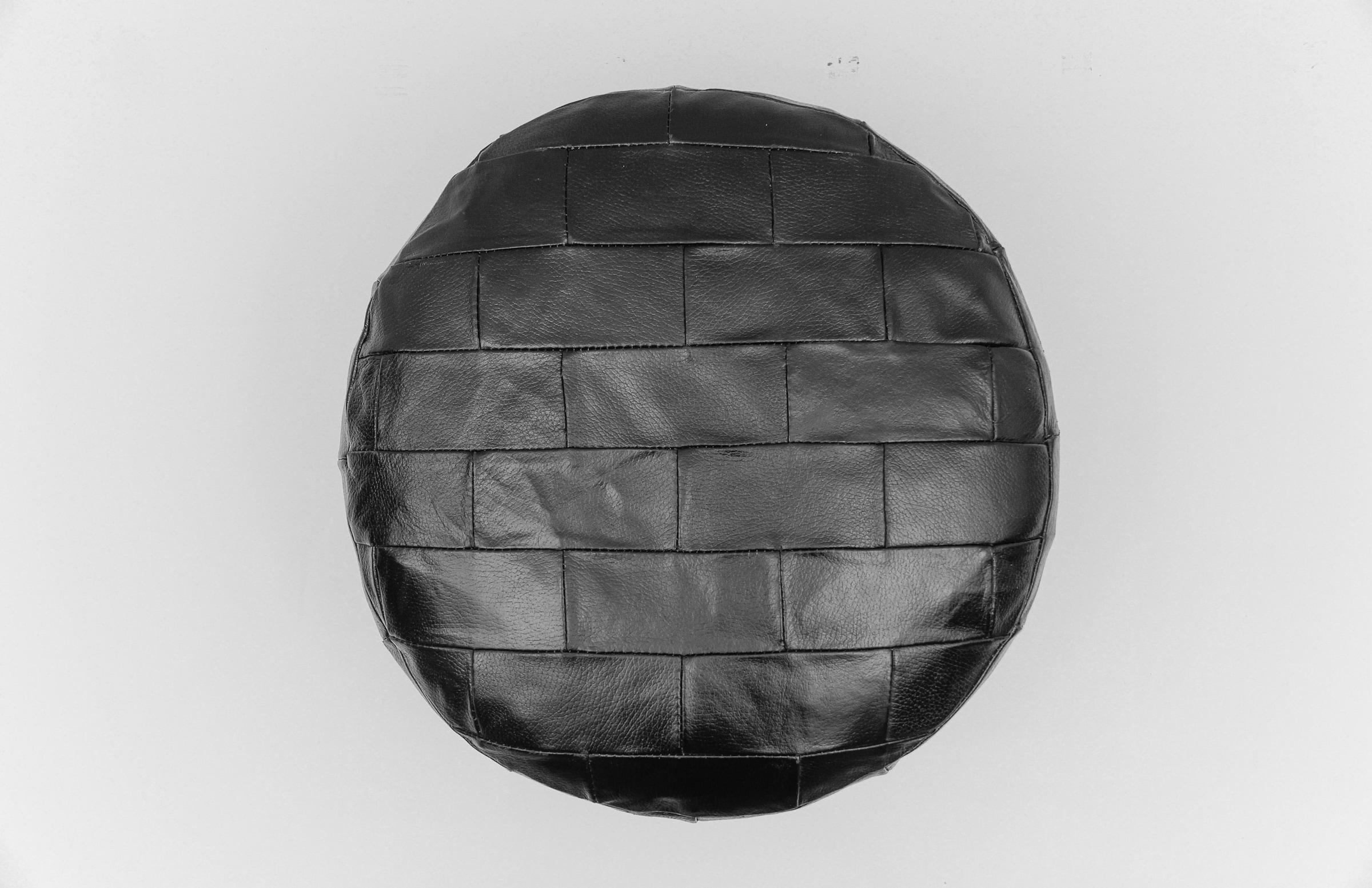 Puf de cuero negro de De Sede, Suiza, años 60 Suizo en venta