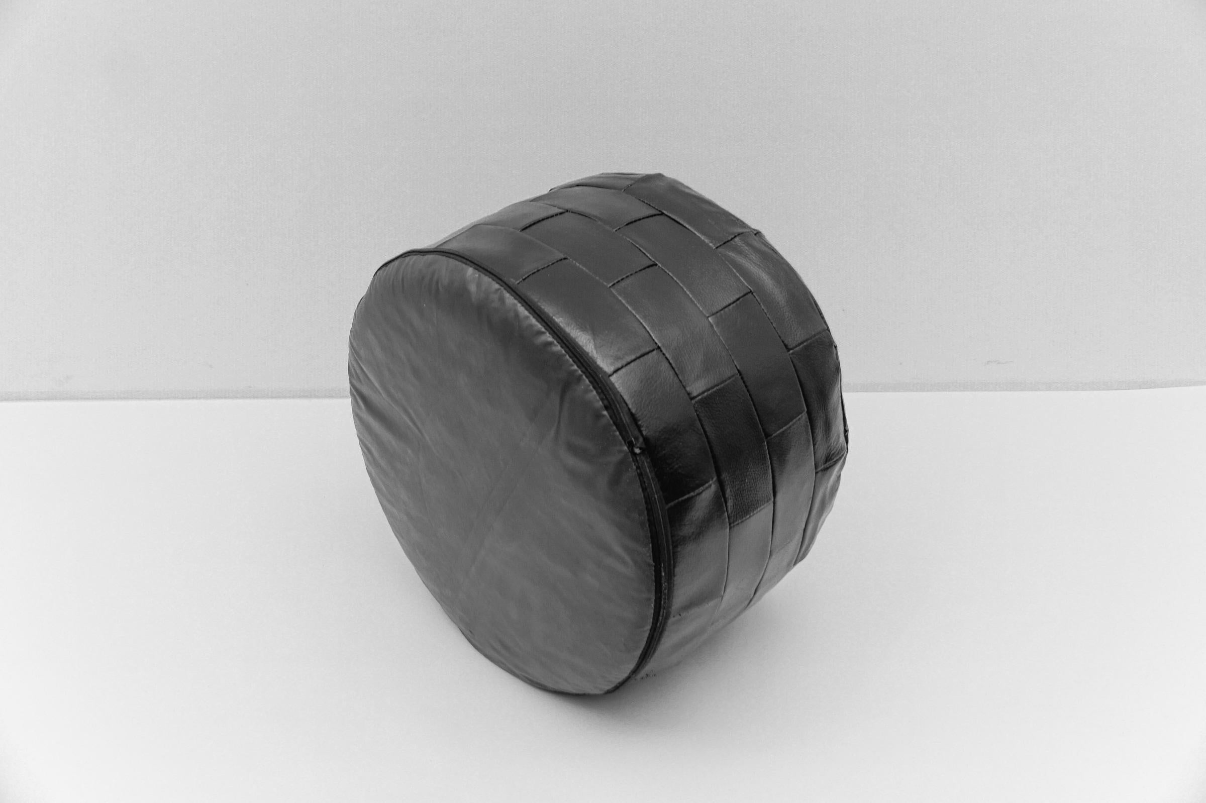 Puf de cuero negro de De Sede, Suiza, años 60 Cuero en venta