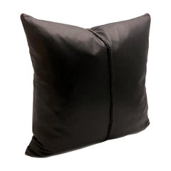 Almohada de cuero negro con punto de cruz de cuero