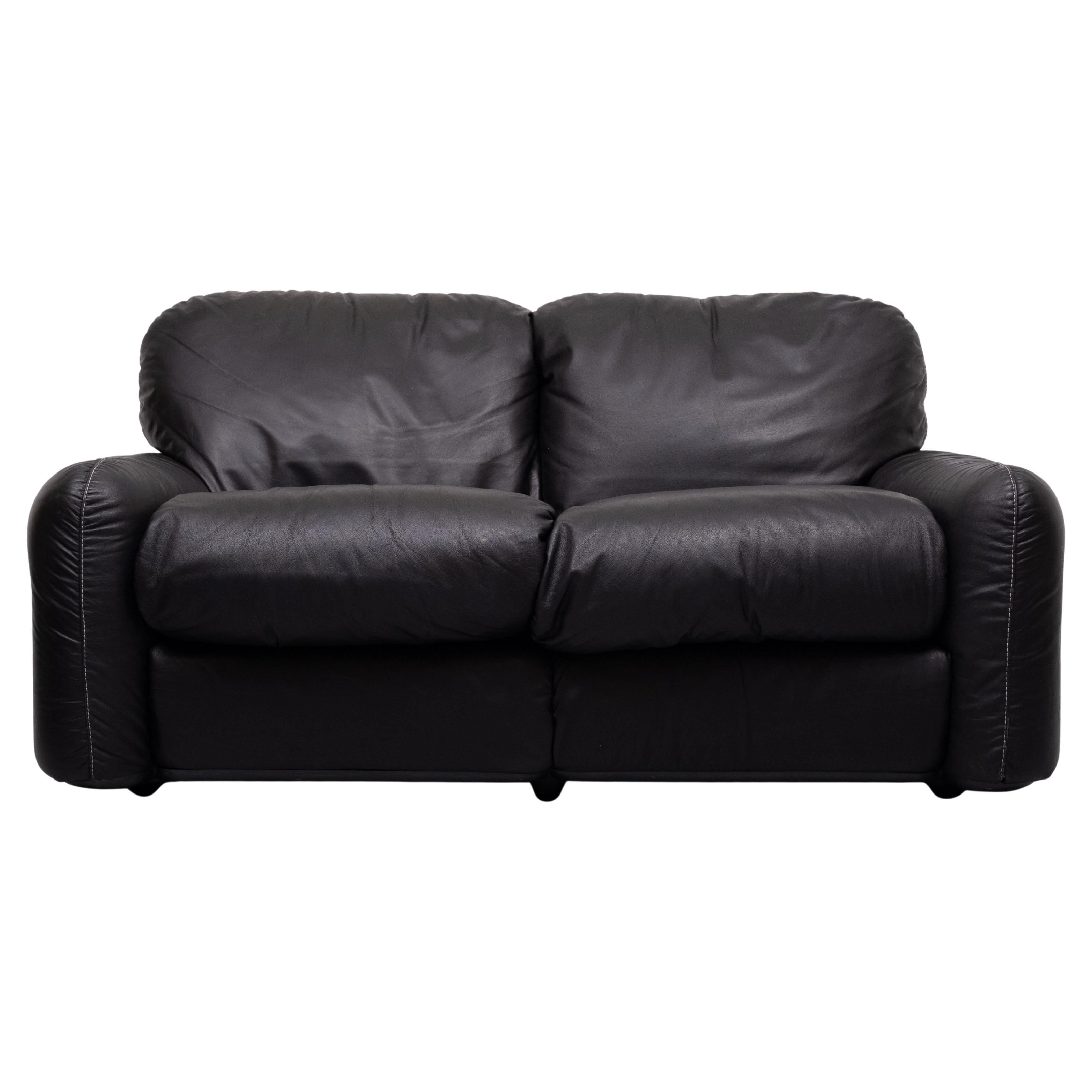 Der italienische Architekt Arrigo Arrigoni hat diese Sofas für die Gruppo Industriale Busnelli S.P.A. entworfen. Die Polsterung besteht aus schwarzem Leder mit weißen Nähten.  Die Kissen sind mit Gänsedaunen gefüllt. Vollkommen intakter Boden.