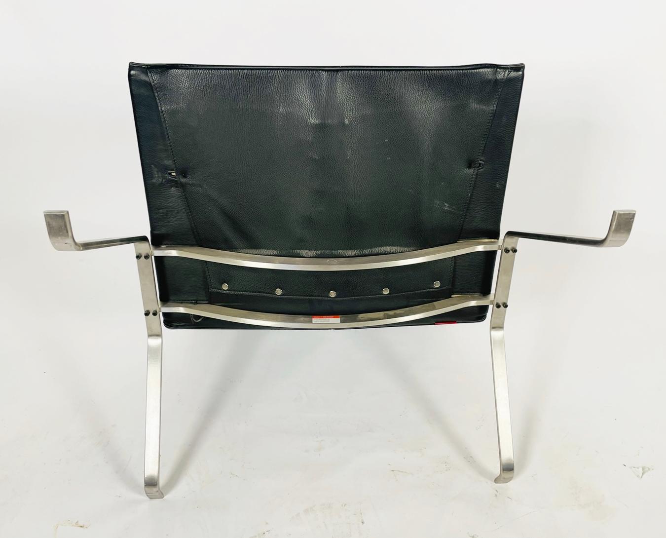 Black Leather PK 22 Lounge Chair by Fritz Hansen In Good Condition In Los Angeles, CA