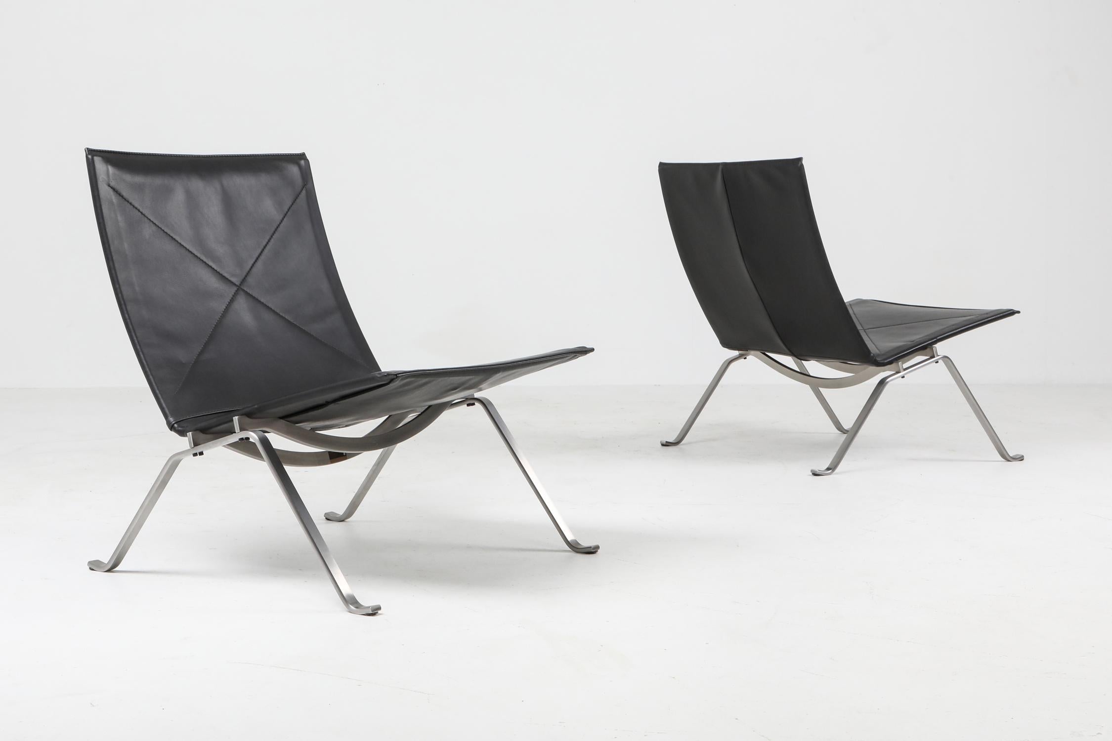 Scandinavian Modern Black Leather PK 22 Pair of Lounge Chairs Fritz Hansen