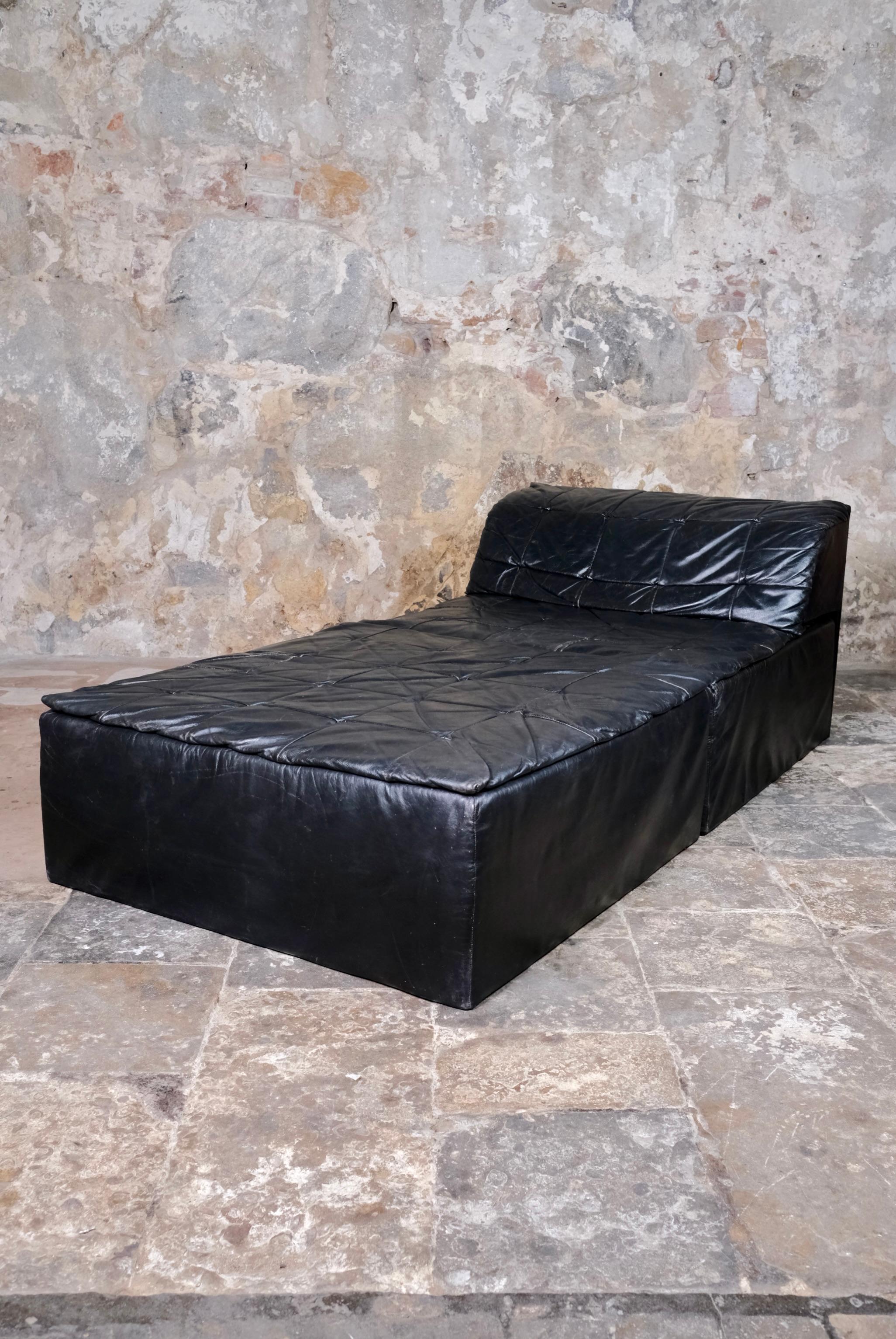 French Black leather Player sofa by Hans Hopfer for Roche Bobois, France, 1972 For Sale