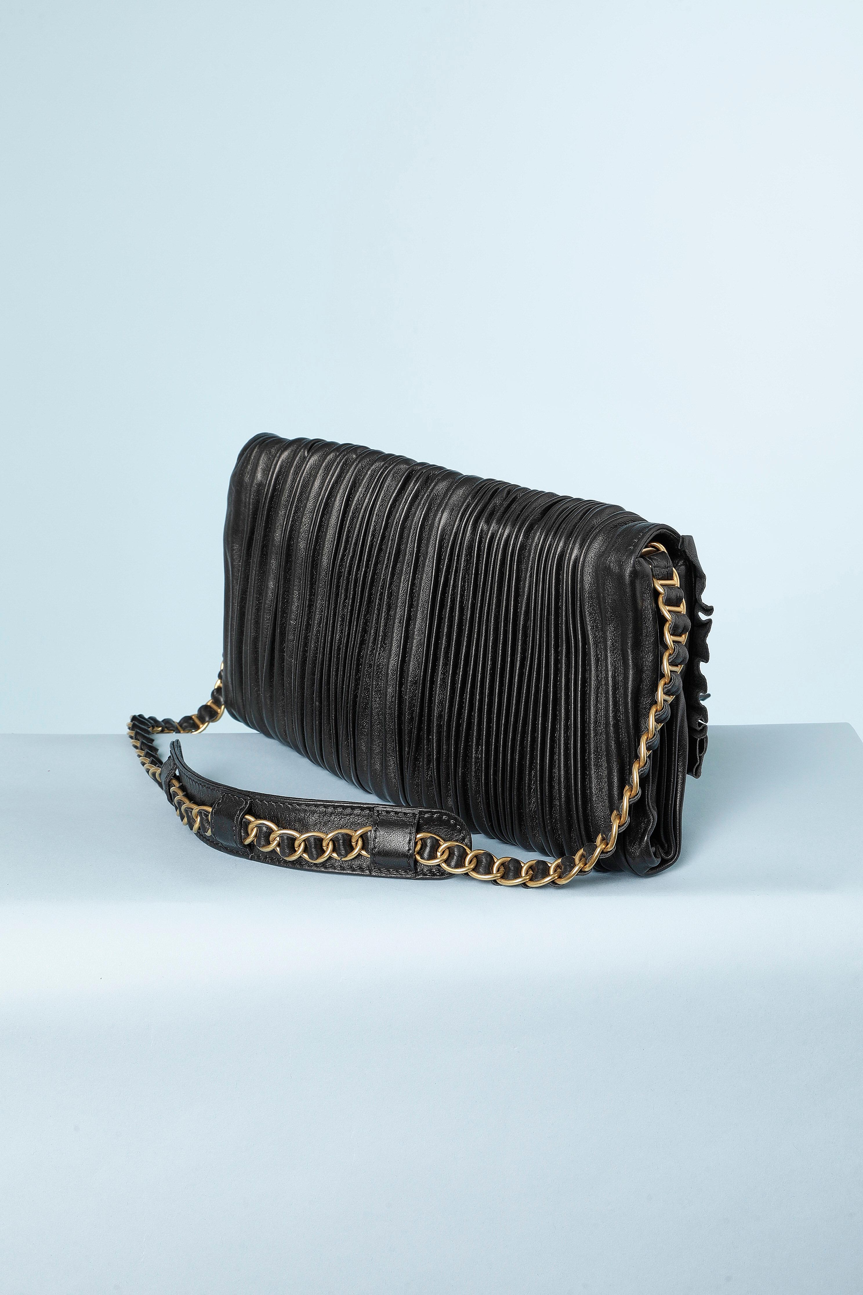 Black leather pleated bag with leather pleated bow Valentino Garavani  In Excellent Condition In Saint-Ouen-Sur-Seine, FR