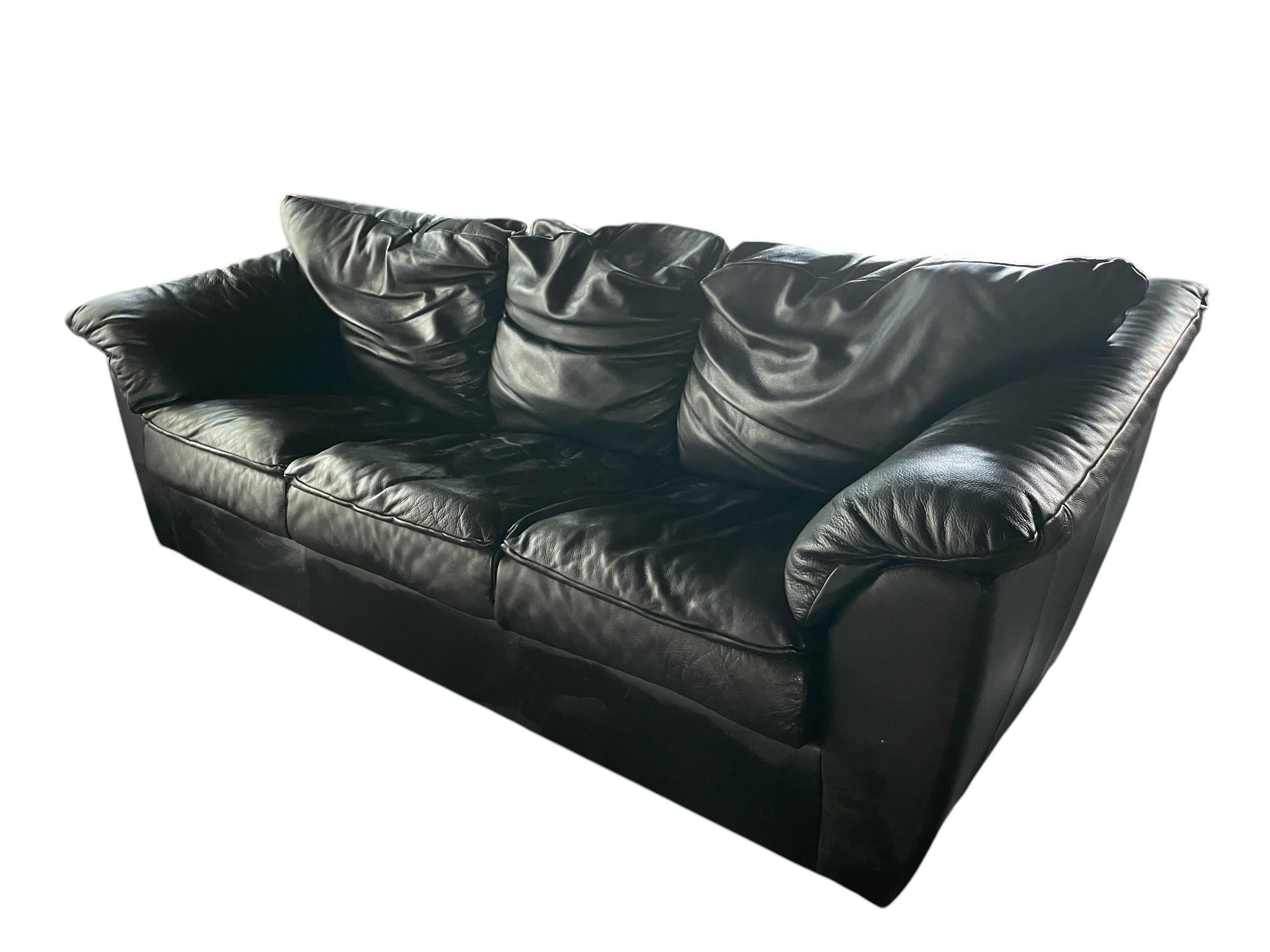Le cuir ressemble à celui de De Sede ou de Roche Bobois. Il s'agit d'un luxueux canapé postmoderne italien en cuir noir épais et luxueux. 

Consultez mon autre annonce pour le fauteuil assorti.