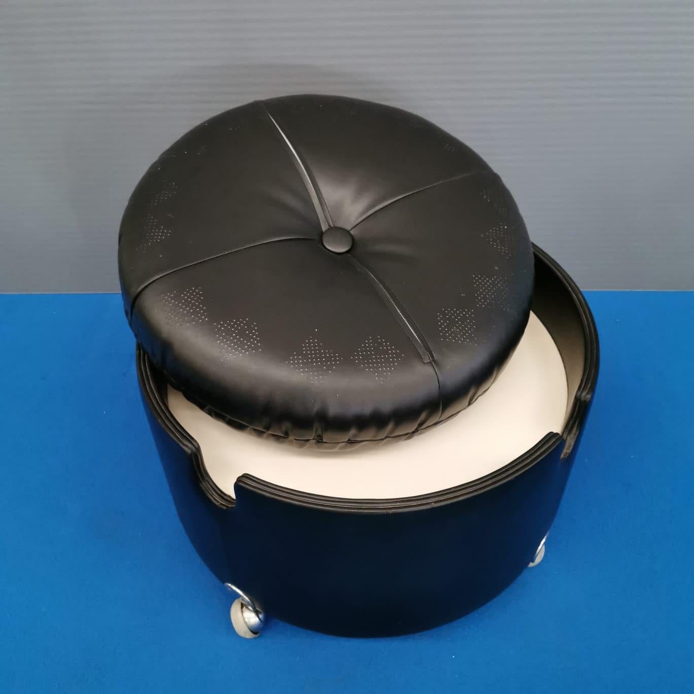 Black Leather Dilly Dally Pouf by Luigi Massoni for Poltrona Frau In Good Condition In Milano, MI