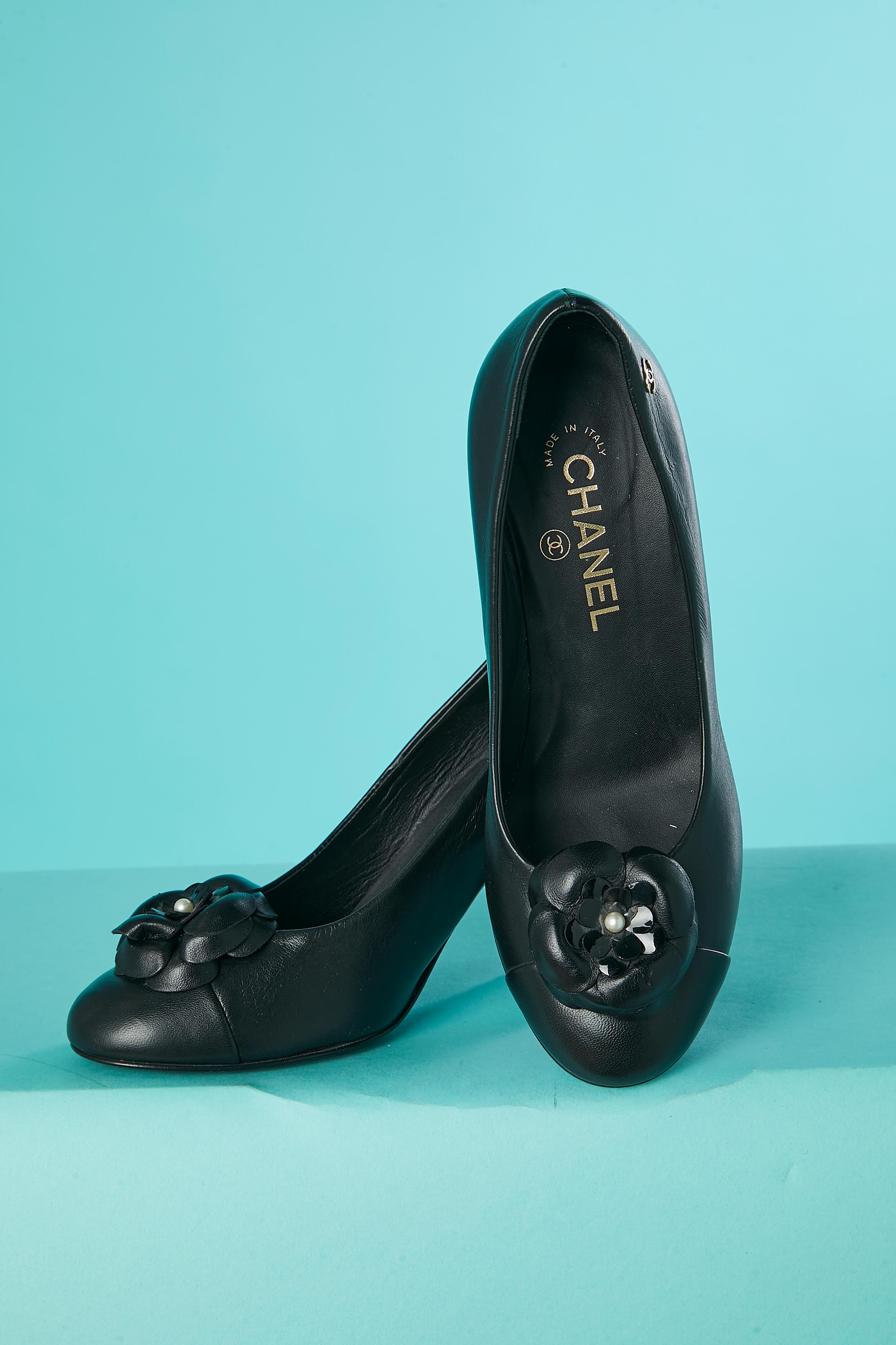 Women's Black leather pump with black leather camélia and pearls Chanel  For Sale