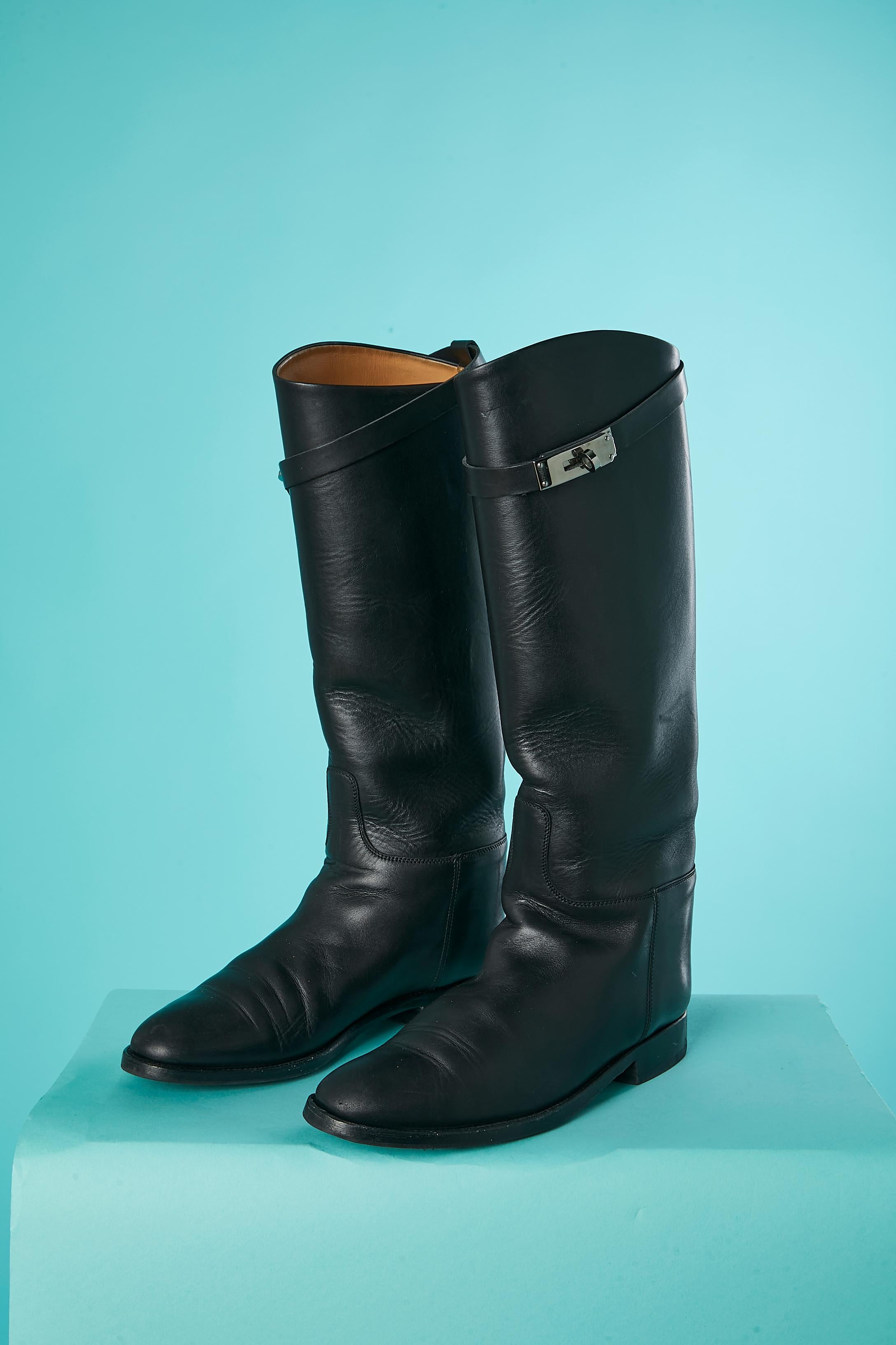 Black leather riding boots with silver metal hardware. 
Shoe size 38,5 (Fr) 7 (Us) 
Height: 40 cm 