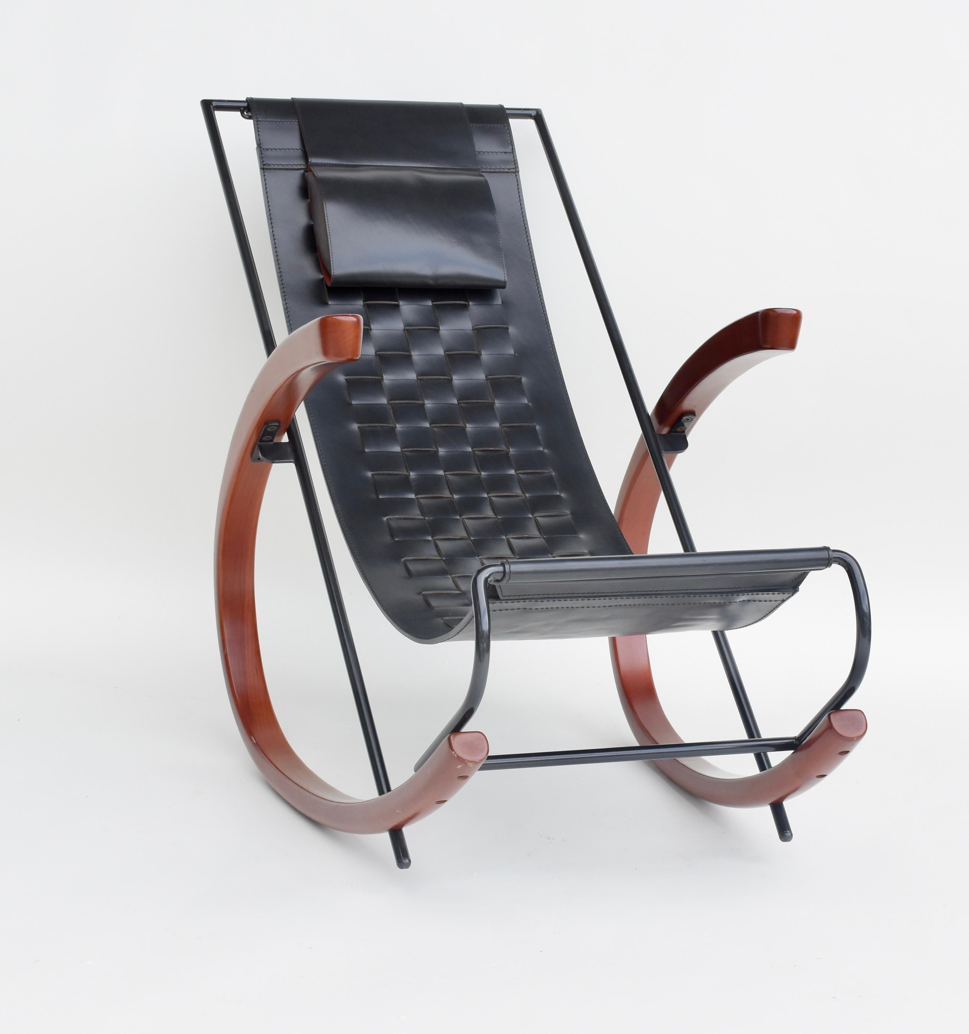 Silla mecedora de cuero negro modelo 'Donna' de Elio di Franco para Zanotta - 1988.
El estado de la silla es muy bueno. La piel tiene un aspecto precioso y el marco tiene un brillo y una forma estupendos. 
No dudes en solicitar una tarifa de entrega