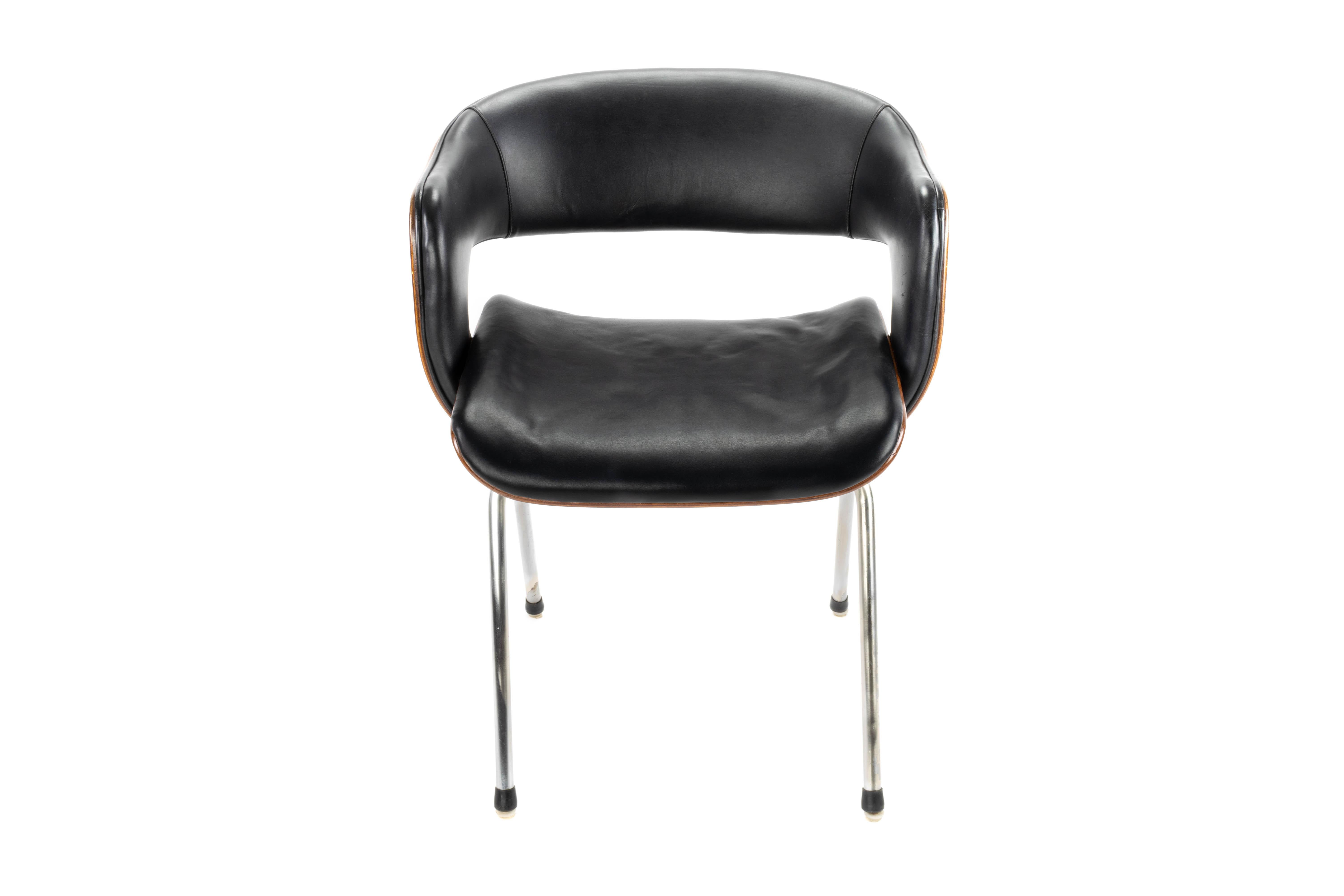 Martin Grierson black leather and rosewood Spanish Oxford chair for Arflex, 1960.

- Armchair designed by Martin Grierson for Arflex in 1963
- Body in laminated rosewood
- Upholstery in black natural leather
- Legs in chromed steel
- Produced