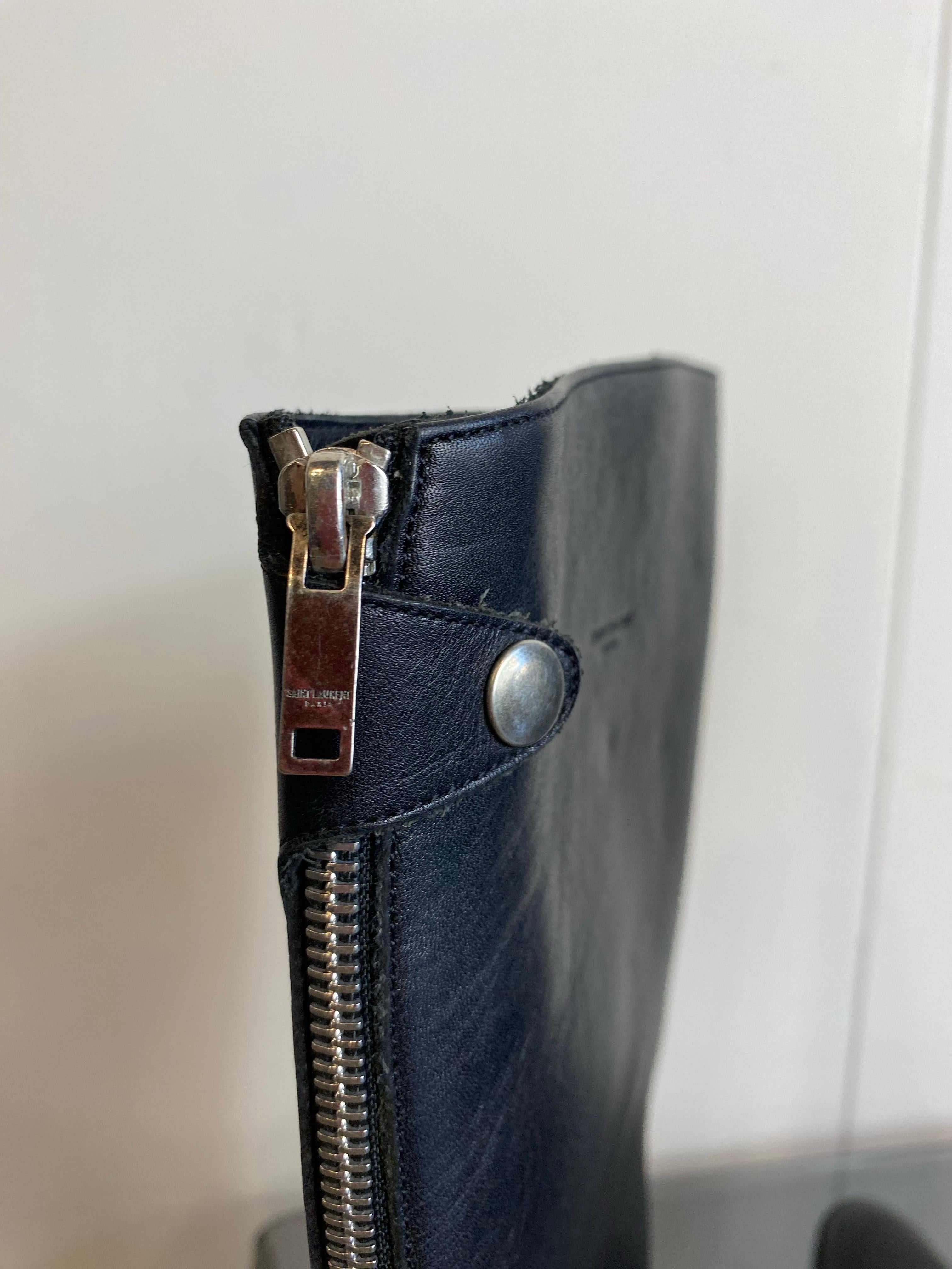 Saint Laurent Stiefel aus schwarzem Leder im Angebot 2