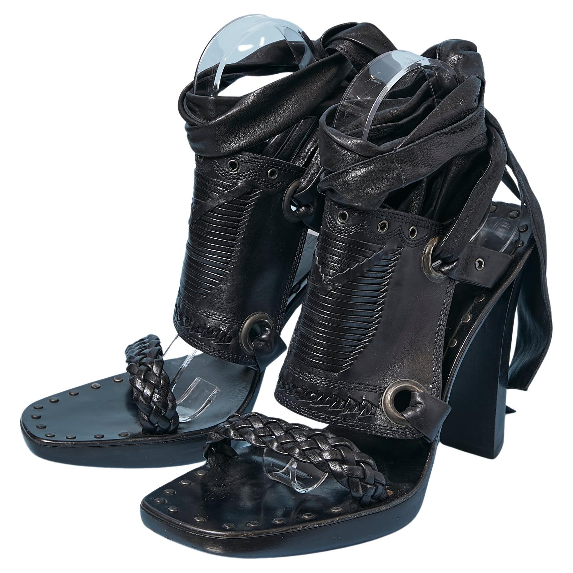 Black leather sandals with leather braids and cut-work YVES SAINT LAURENT en venta
