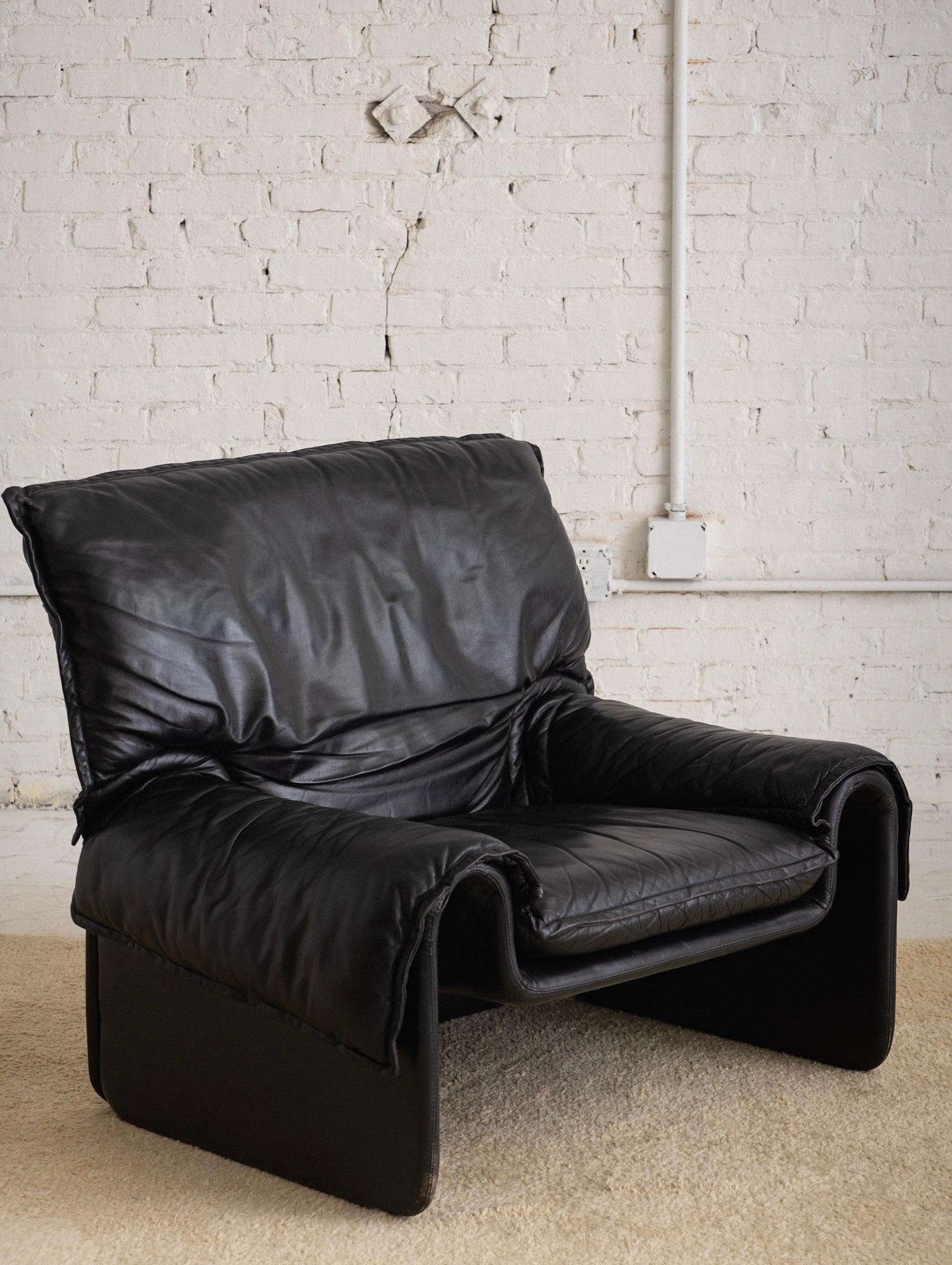1970s Italian black leather lounge chair. Model “SARA” designed by Guido Faleschini for Mariani. No tags present. The last photo shows a 1978 Casa Vogue Italia advertisement for the “SARA” chair and sofa set by Mariani.