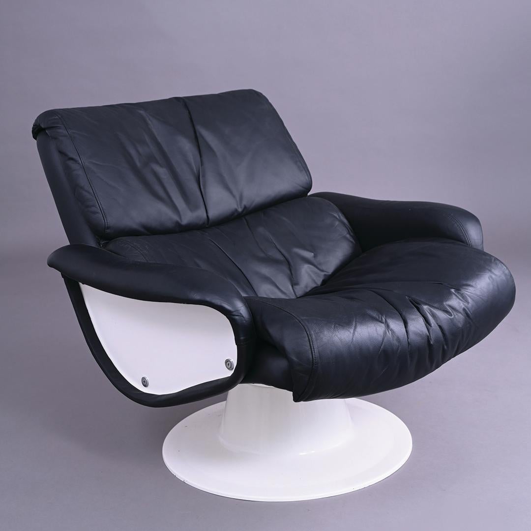 Mid-Century Modern Yrjö Kukkapuro. Pair of Black Leather Saturnus Armchairs For Sale