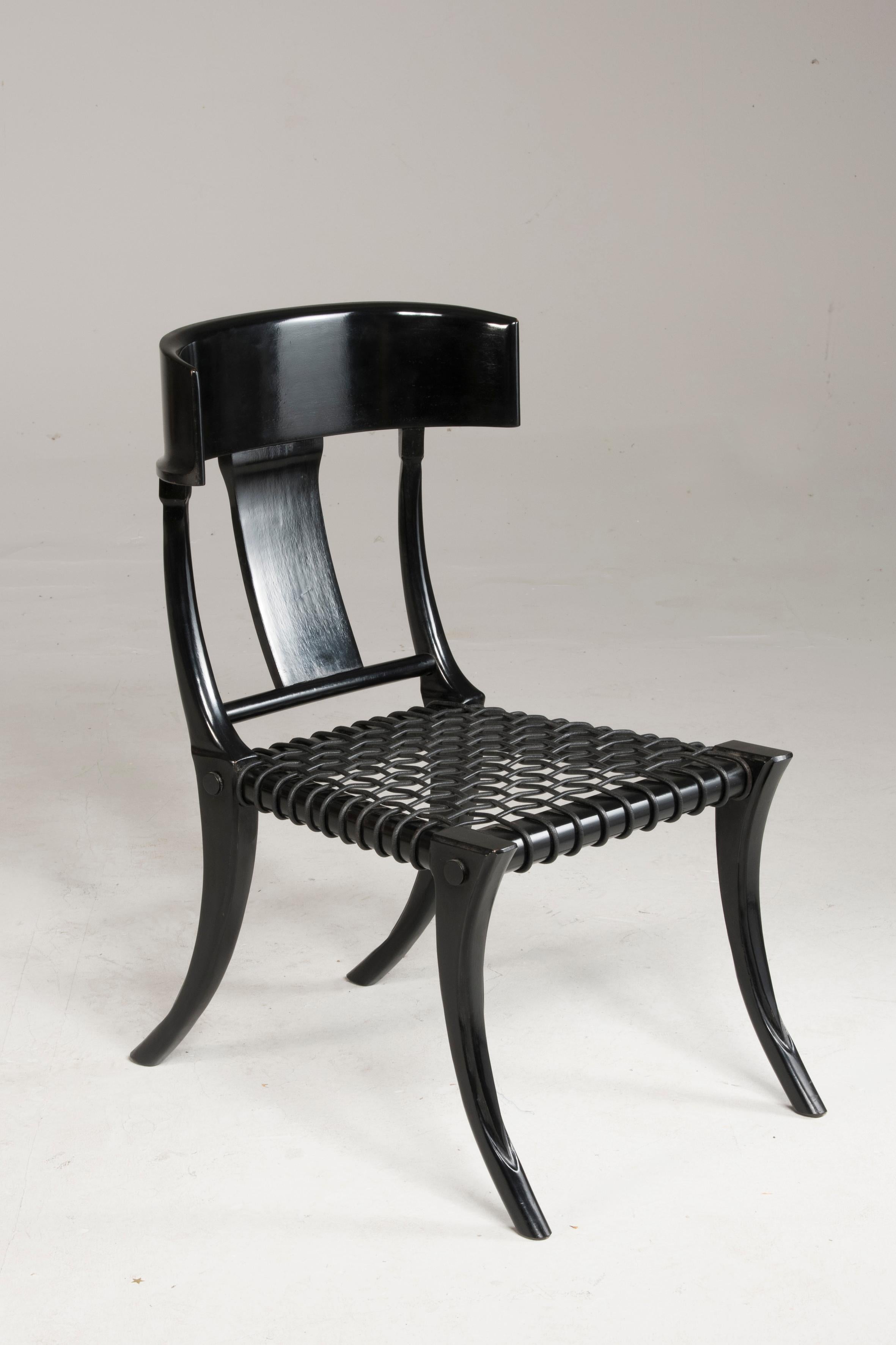 Chaises à assise en cuir noir et pieds sabres en noyer, personnalisables en vente 9