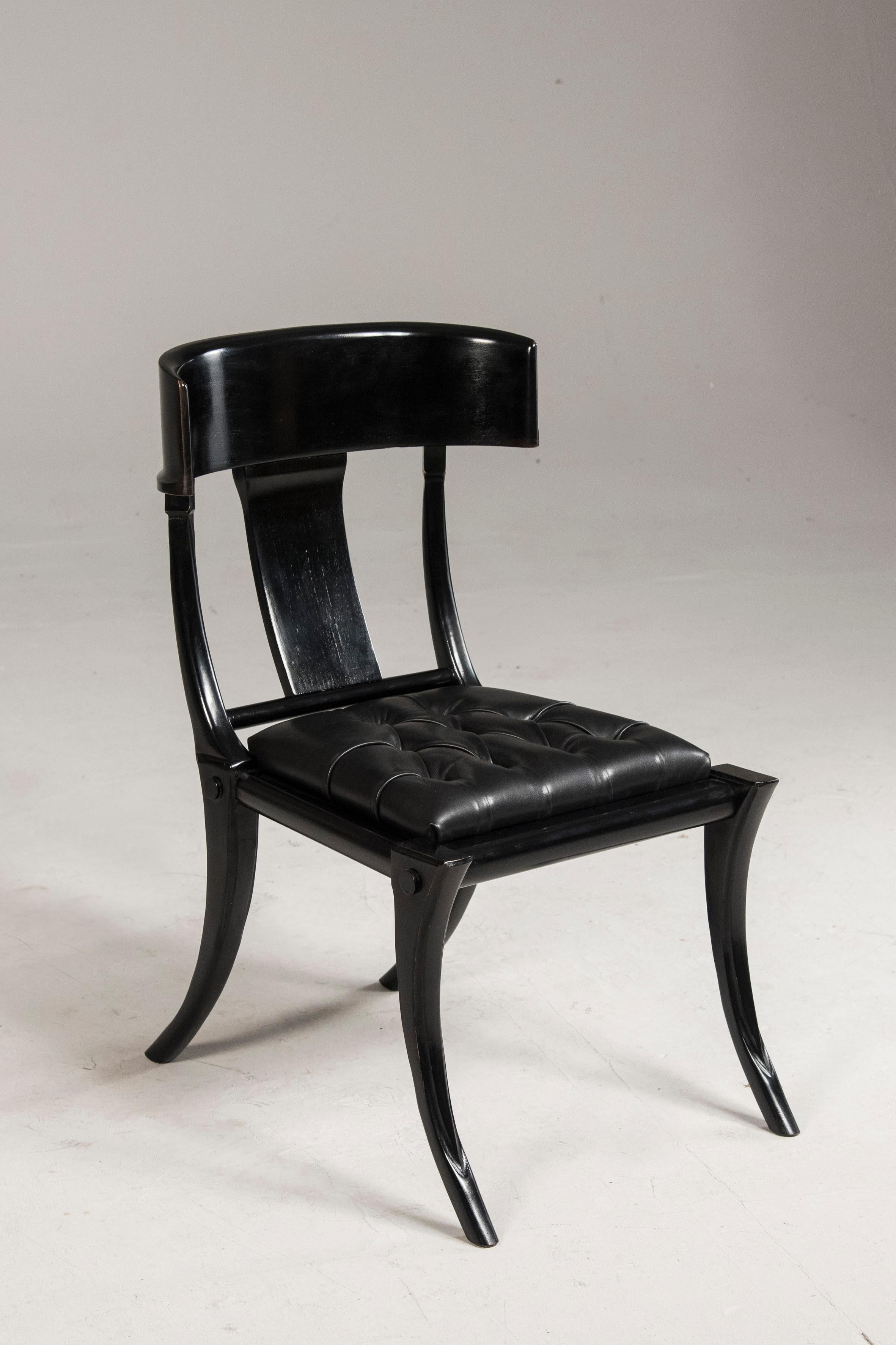 italien Chaises à assise en cuir noir et pieds sabres en noyer, personnalisables en vente
