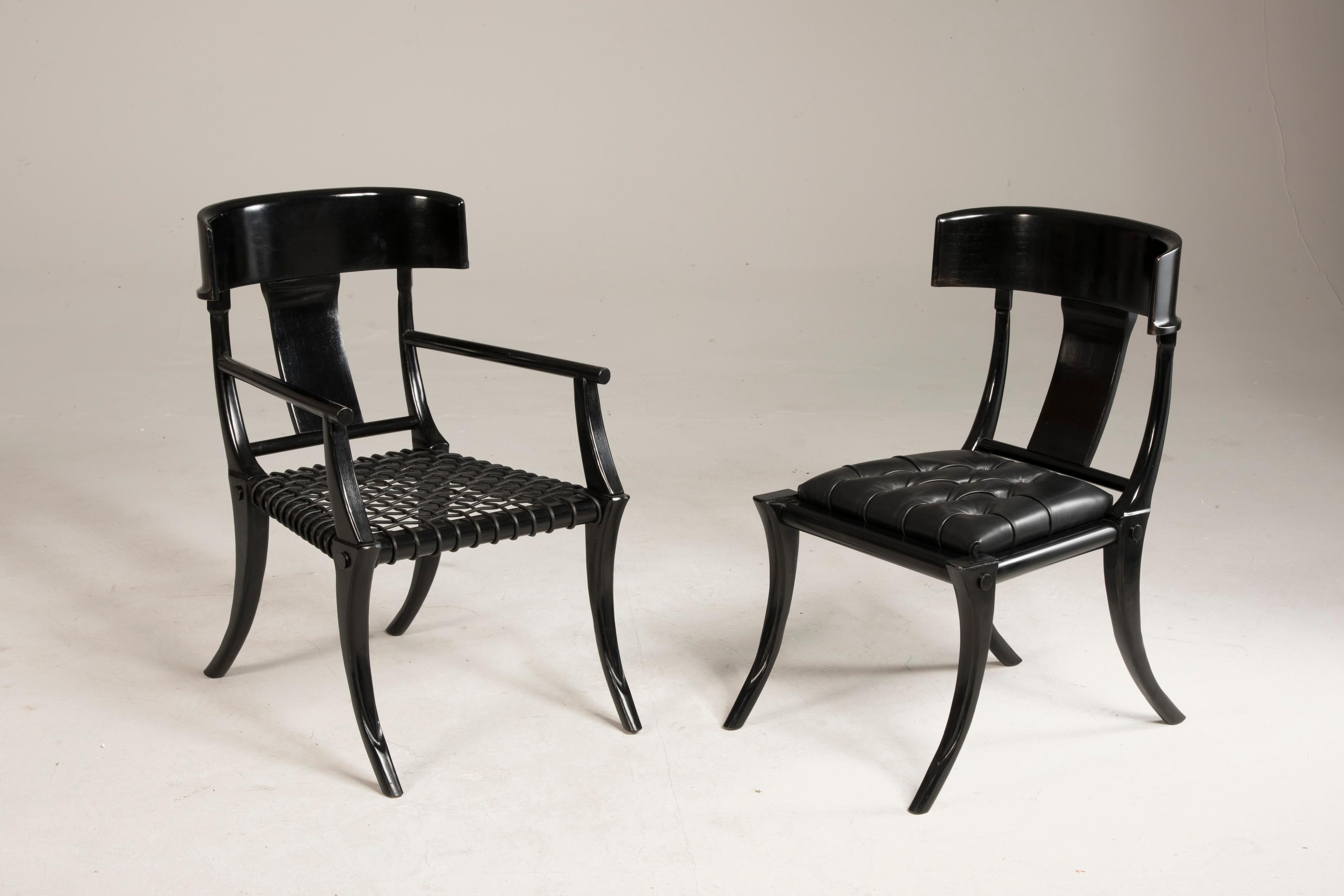 XXIe siècle et contemporain Chaises à assise en cuir noir et pieds sabres en noyer, personnalisables en vente