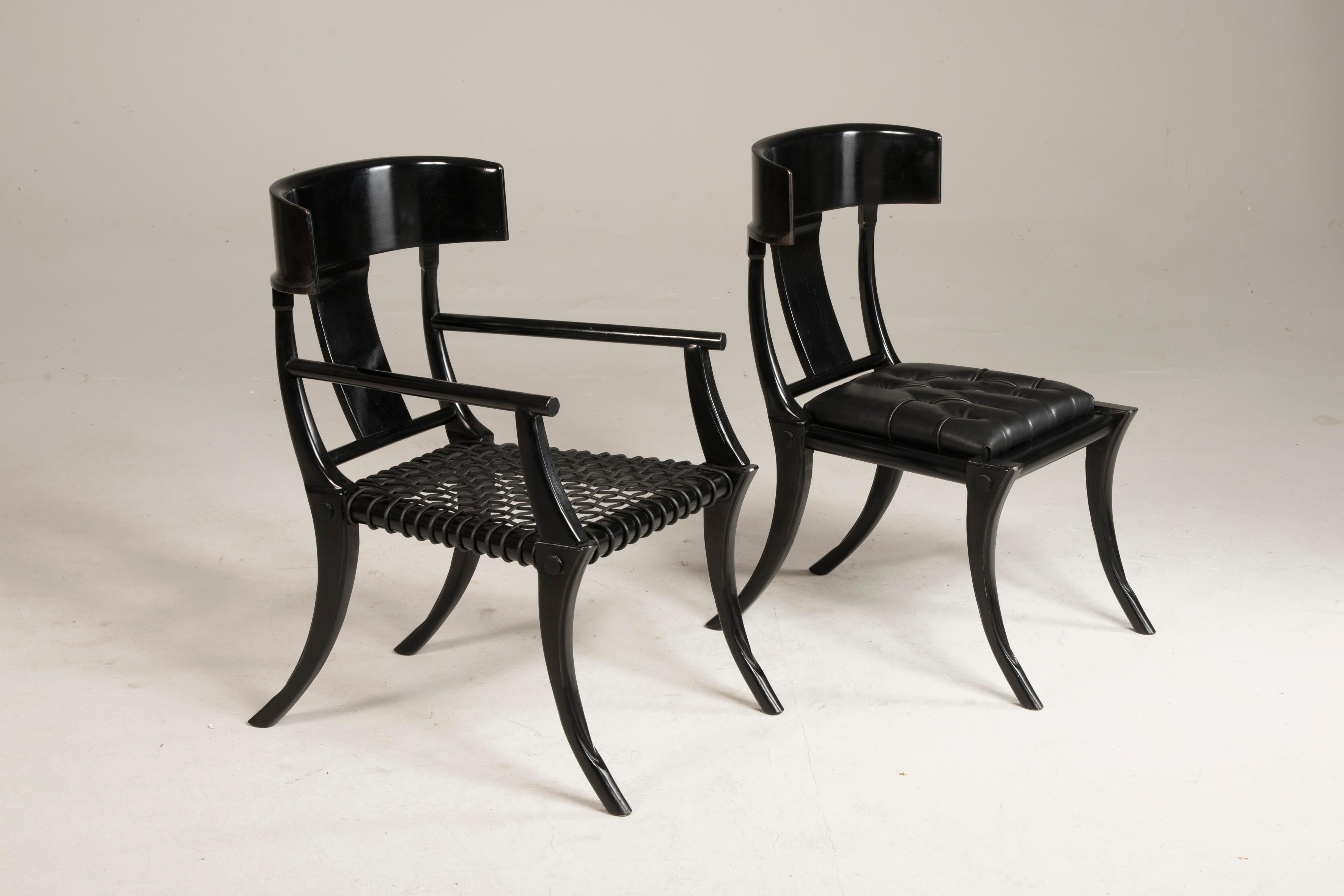Cuir Chaises à assise en cuir noir et pieds sabres en noyer, personnalisables en vente