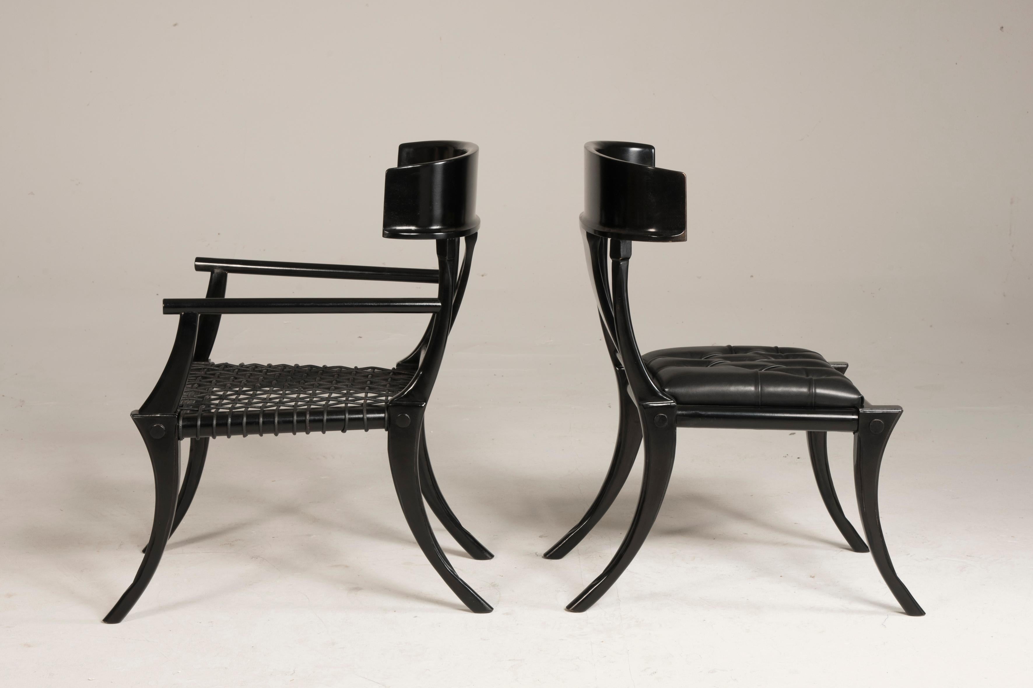 Chaises à assise en cuir noir et pieds sabres en noyer, personnalisables en vente 1