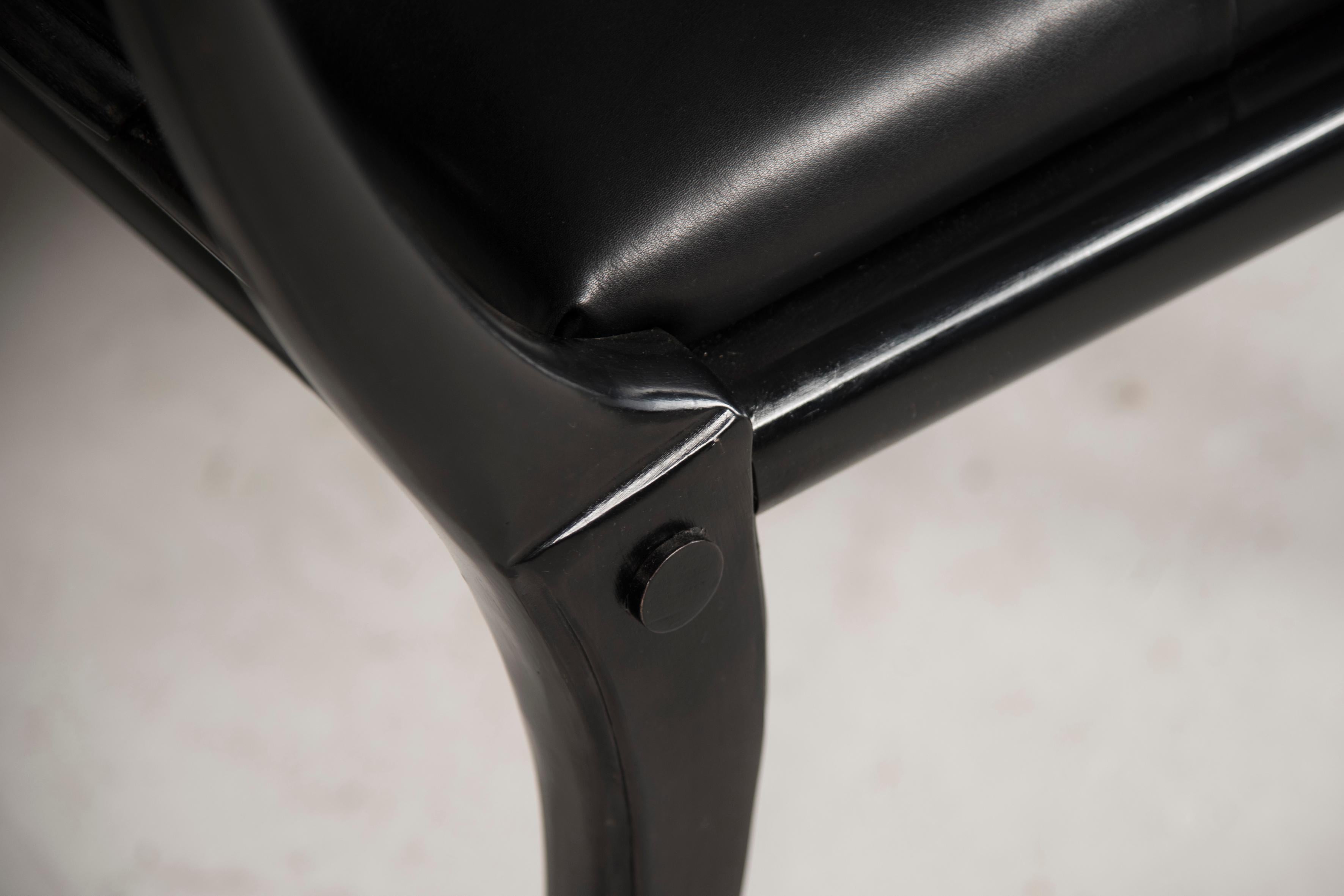 Chaises à assise en cuir noir et pieds sabres en noyer, personnalisables en vente 2