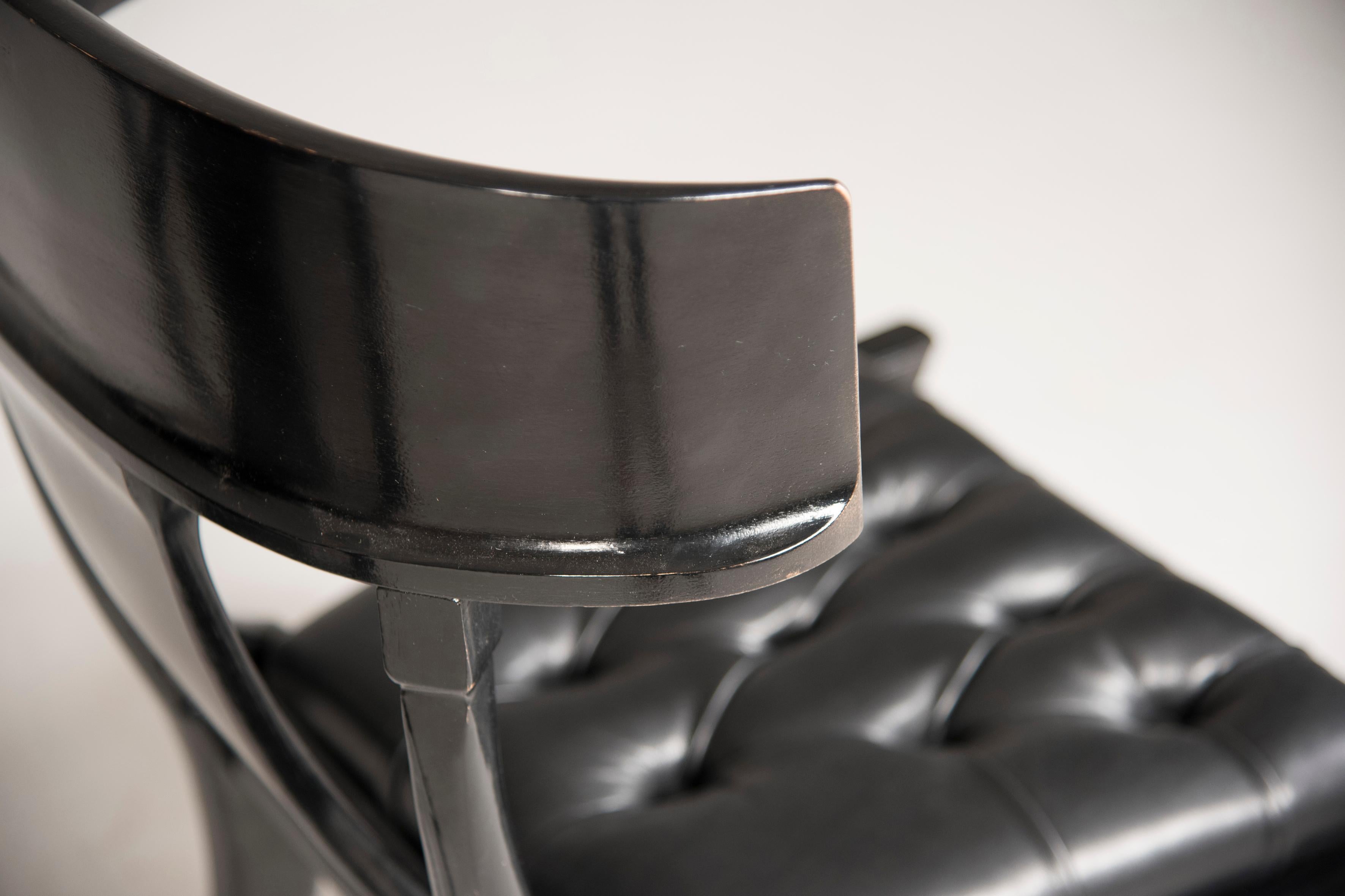 Chaises à assise en cuir noir et pieds sabres en noyer, personnalisables en vente 3