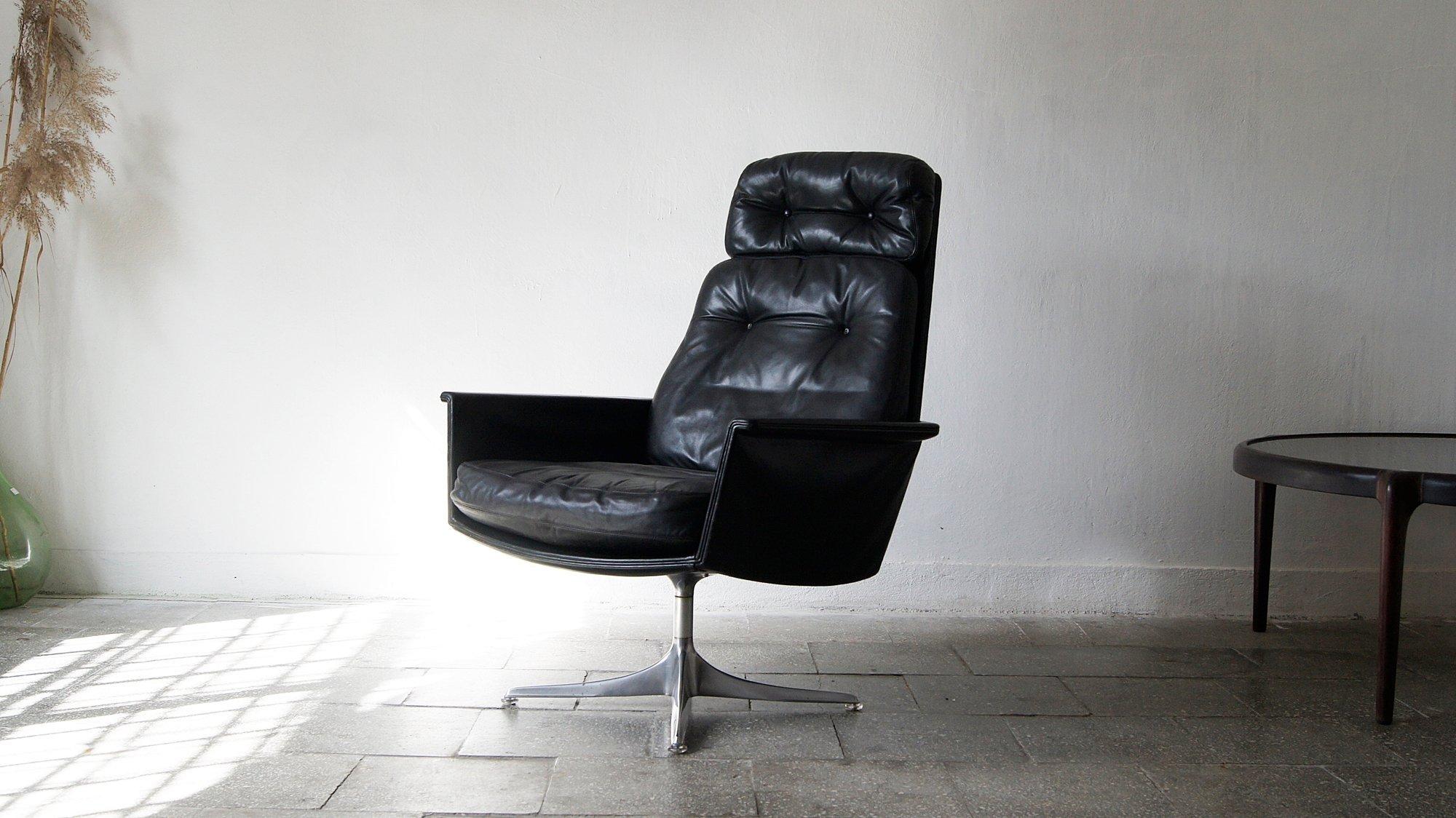 The Sedia leather armchair is a classic design by German designer Horst Brüning, created for the Cor brand, and introduces an elegant minimalism that combines comfort with modern design. The armchair is characterized by a simple yet refined form, in
