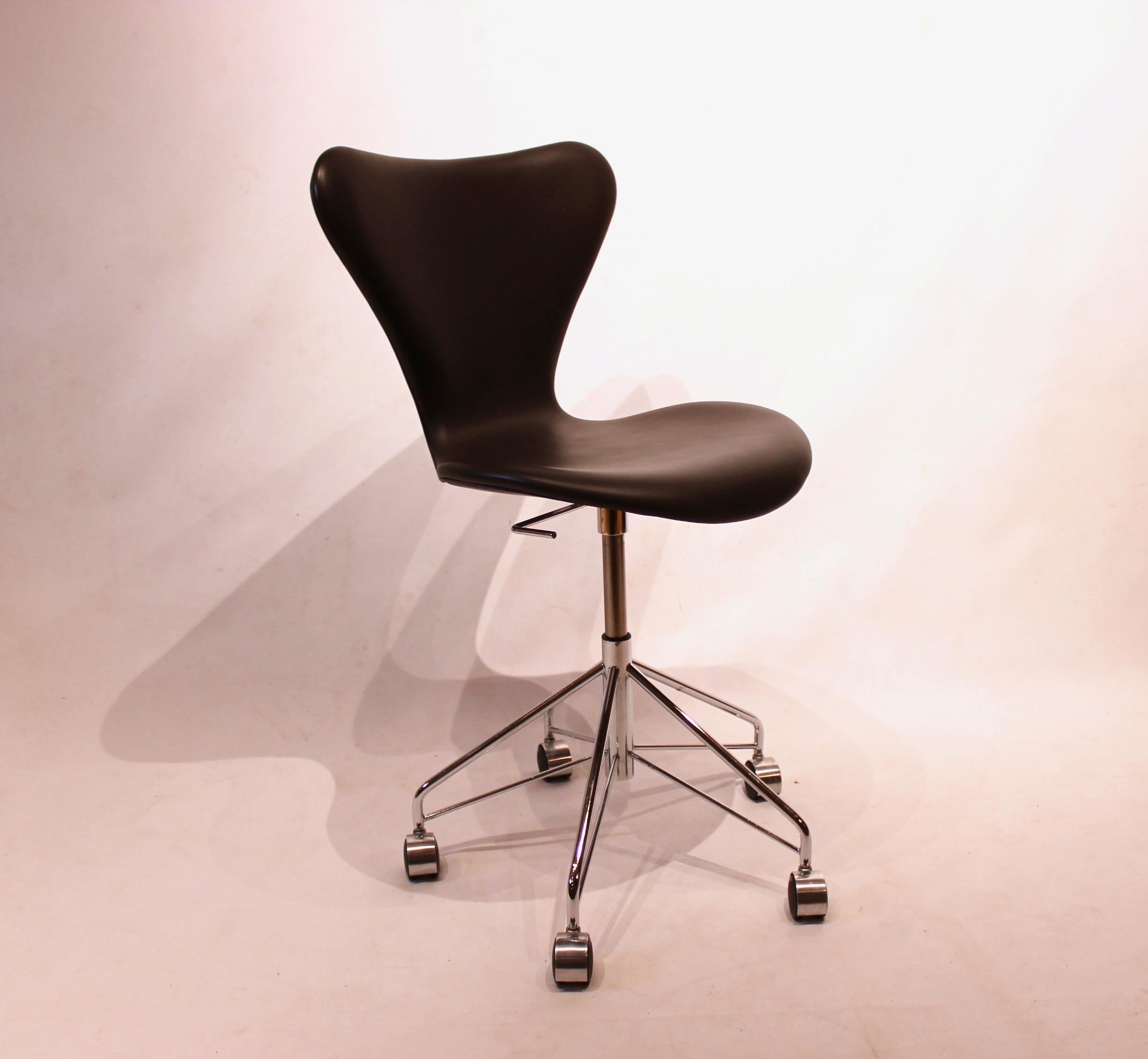 The Series 7™ 3117 swivel chair is manufactured by the world-famous Danish furniture company Fritz Hansen. The chair is made of black leather and has an elegant design with legs in chromed steel. It is fully padded for extra comfort, so you can sit