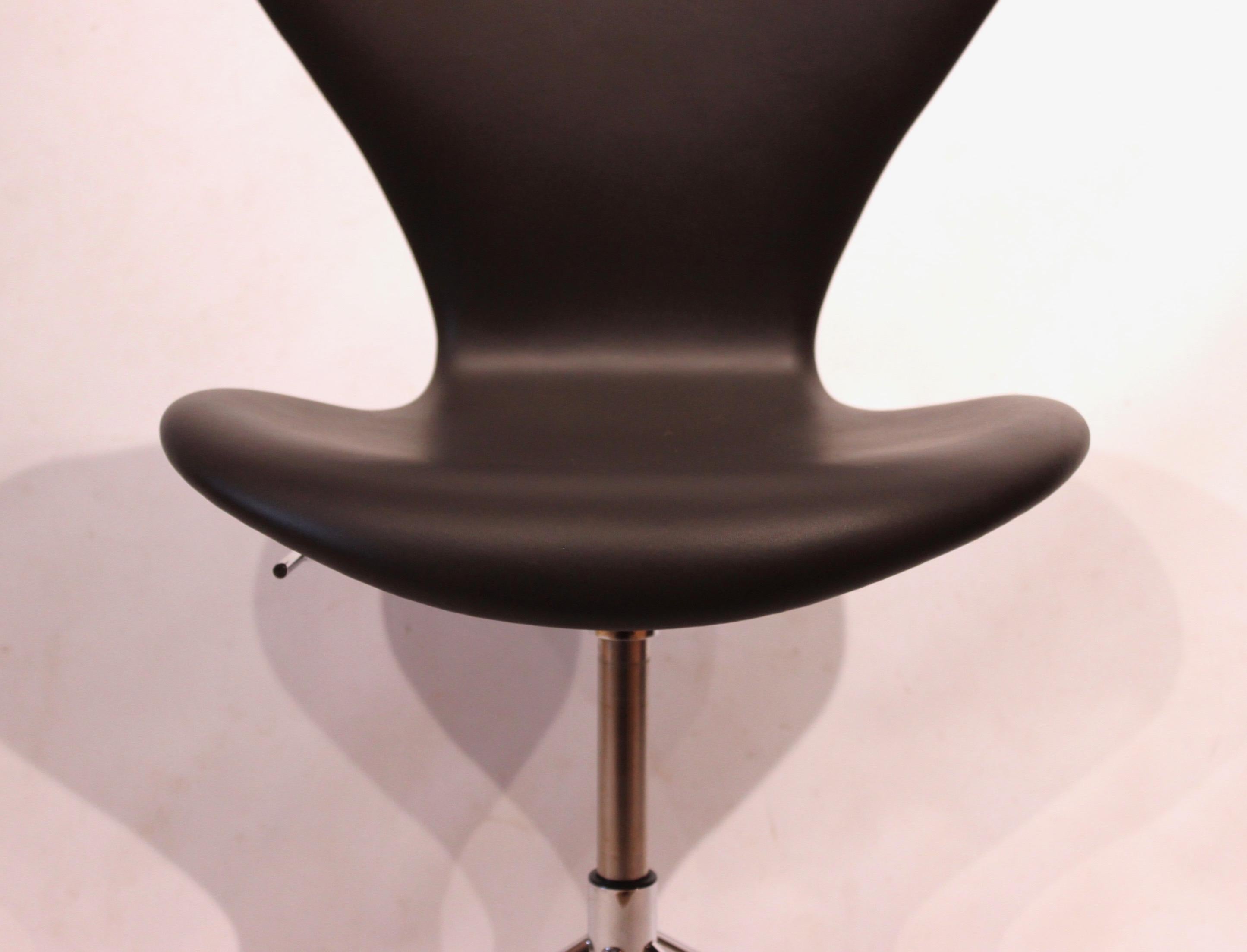 Scandinavian Modern Black Leather Seven Office Chair, Model 3117, by Arne Jacobsen and Fritz Hansen For Sale