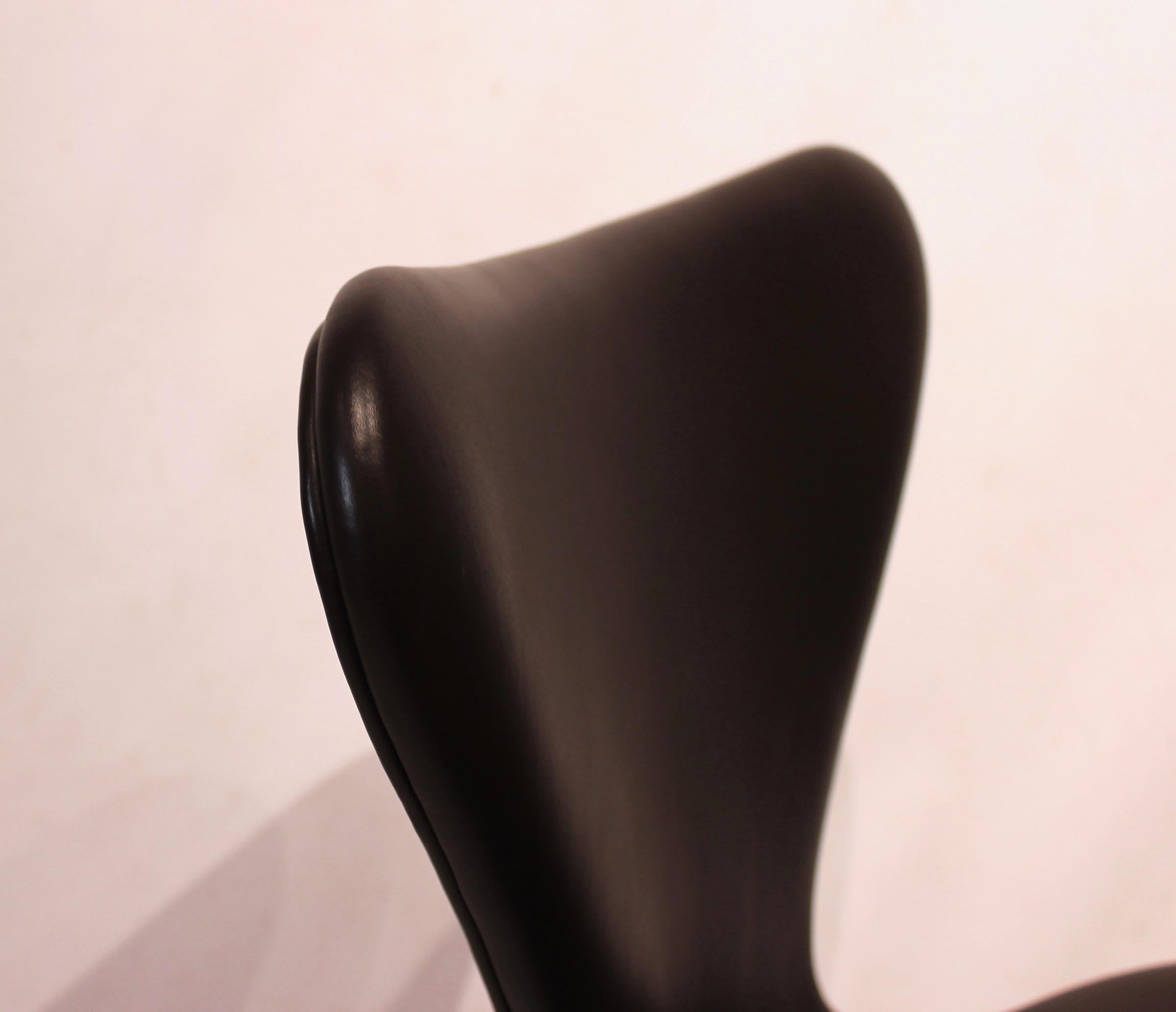 Mid-20th Century Black Leather Seven Office Chair, Model 3117, by Arne Jacobsen and Fritz Hansen For Sale