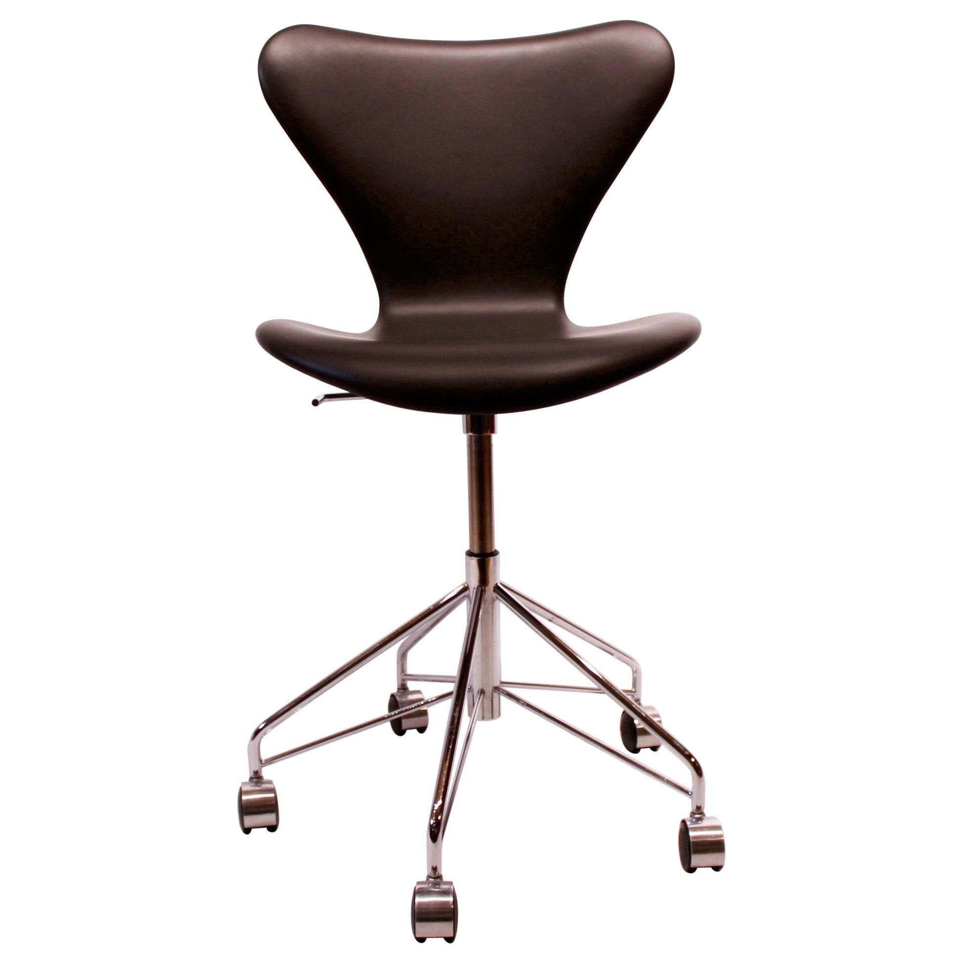 Black Leather Seven Office Chair, Model 3117, by Arne Jacobsen and Fritz Hansen For Sale