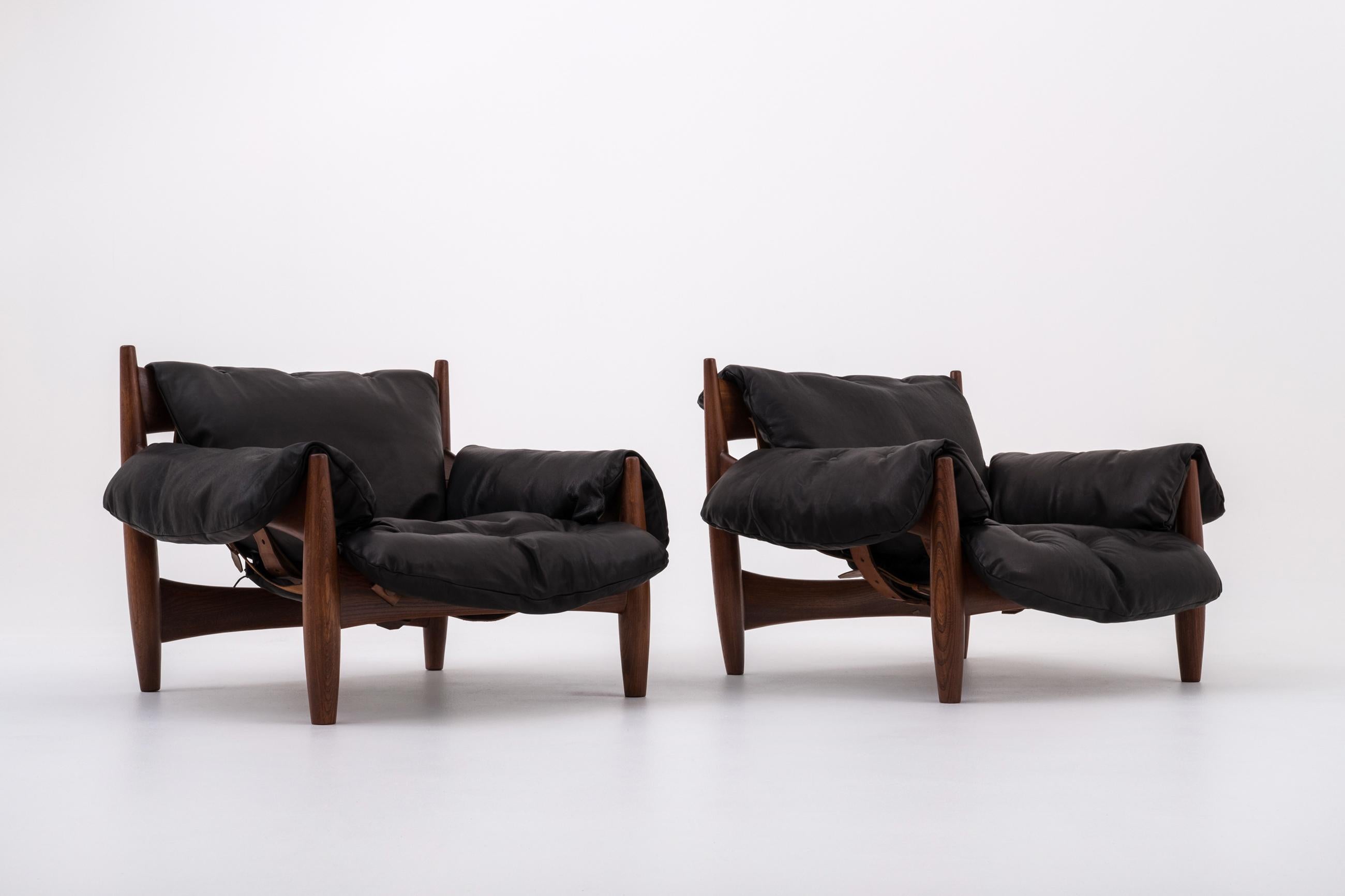 Stunning pair of ‘Sheriff’ lounge chairs by Sergio Rodrigues for ISA, Italy, 1961. The smooth black leather makes a nice contrast with the warm tropical wood. The royal natural falling cushions creates the unique sturdy character of the design