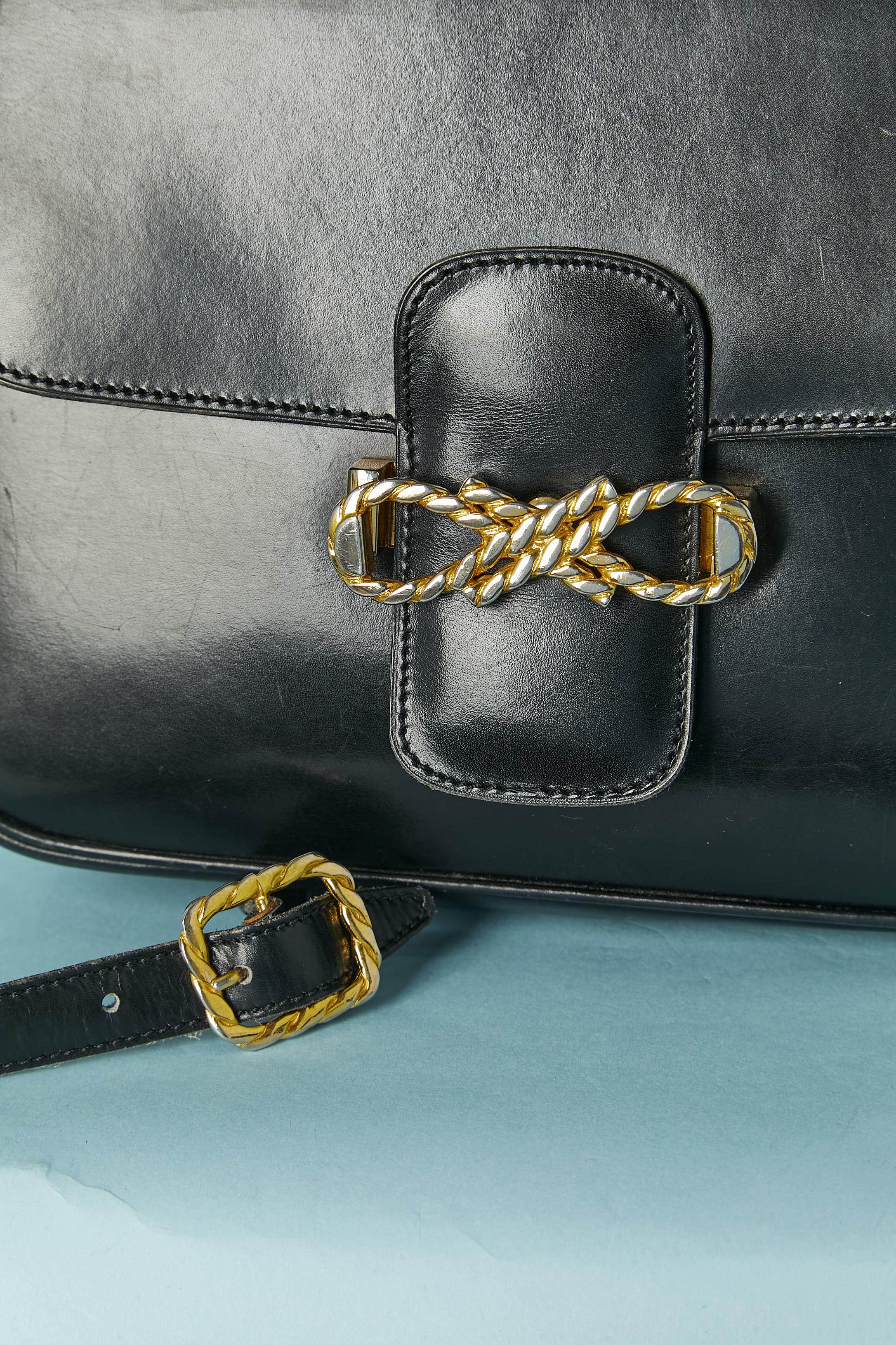 Black leather shoulder bag with gold metal hardware. Leather lining. 3 pocket inside ( 2 flat pocket and one with zip closure and branded zip puller with fabric lining inside.
SIZE: 24cm X 20cm X 5,5cm 
Shoulder strap lenght : 110cm ( adjustable) 