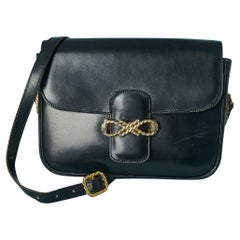 Schwarze Umhängetasche aus Leder mit goldenen Metallbeschlägen Céline Circa 1970er Jahre