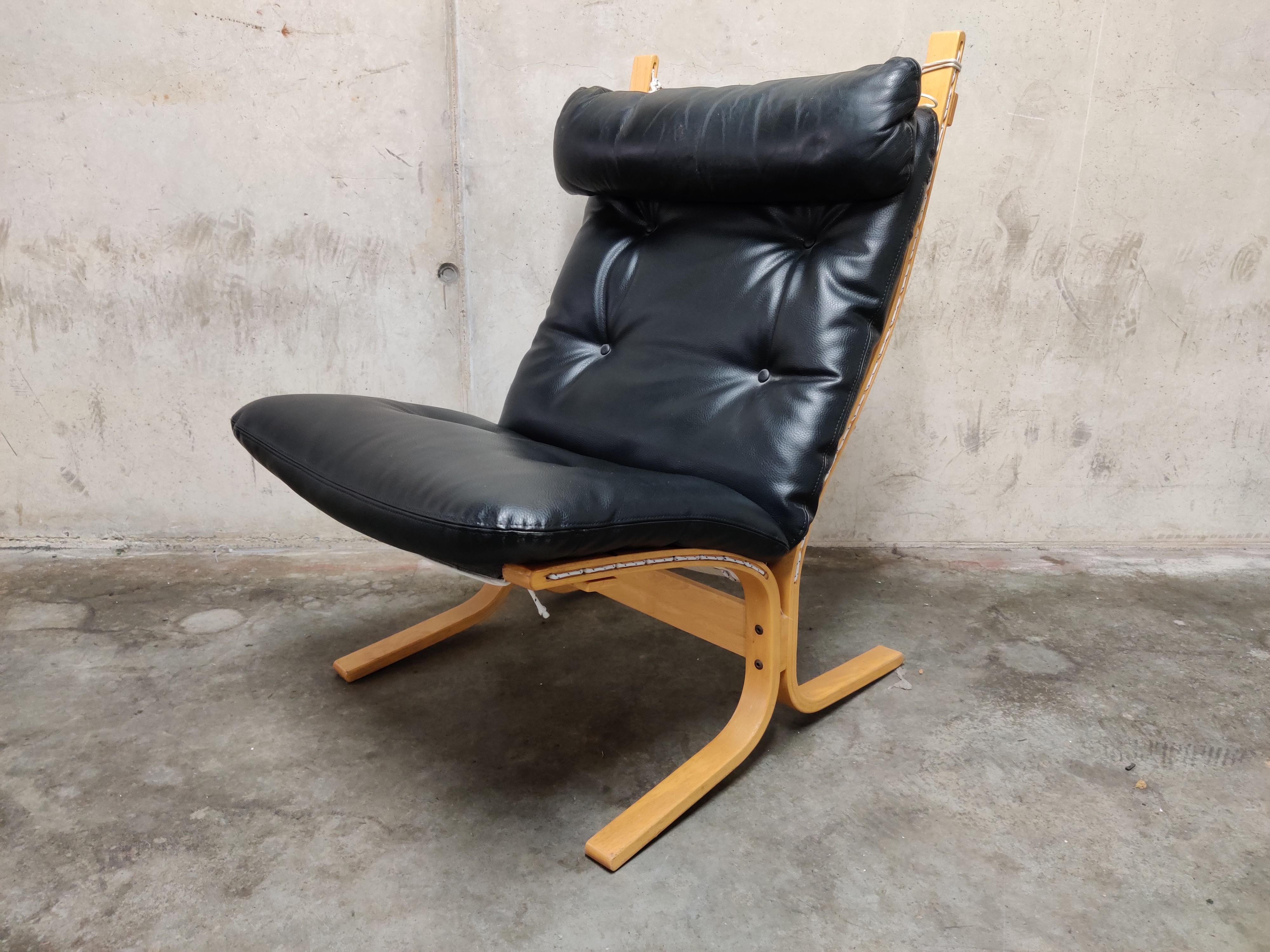 Vintage leather siesta chair designed by Ingmar Relling for Westnofa.

This very comfortable chair consists of black leather cushions on a beige bent wooden frame.

The chair has been newly reupholstered.

1970s, Norway.

Good