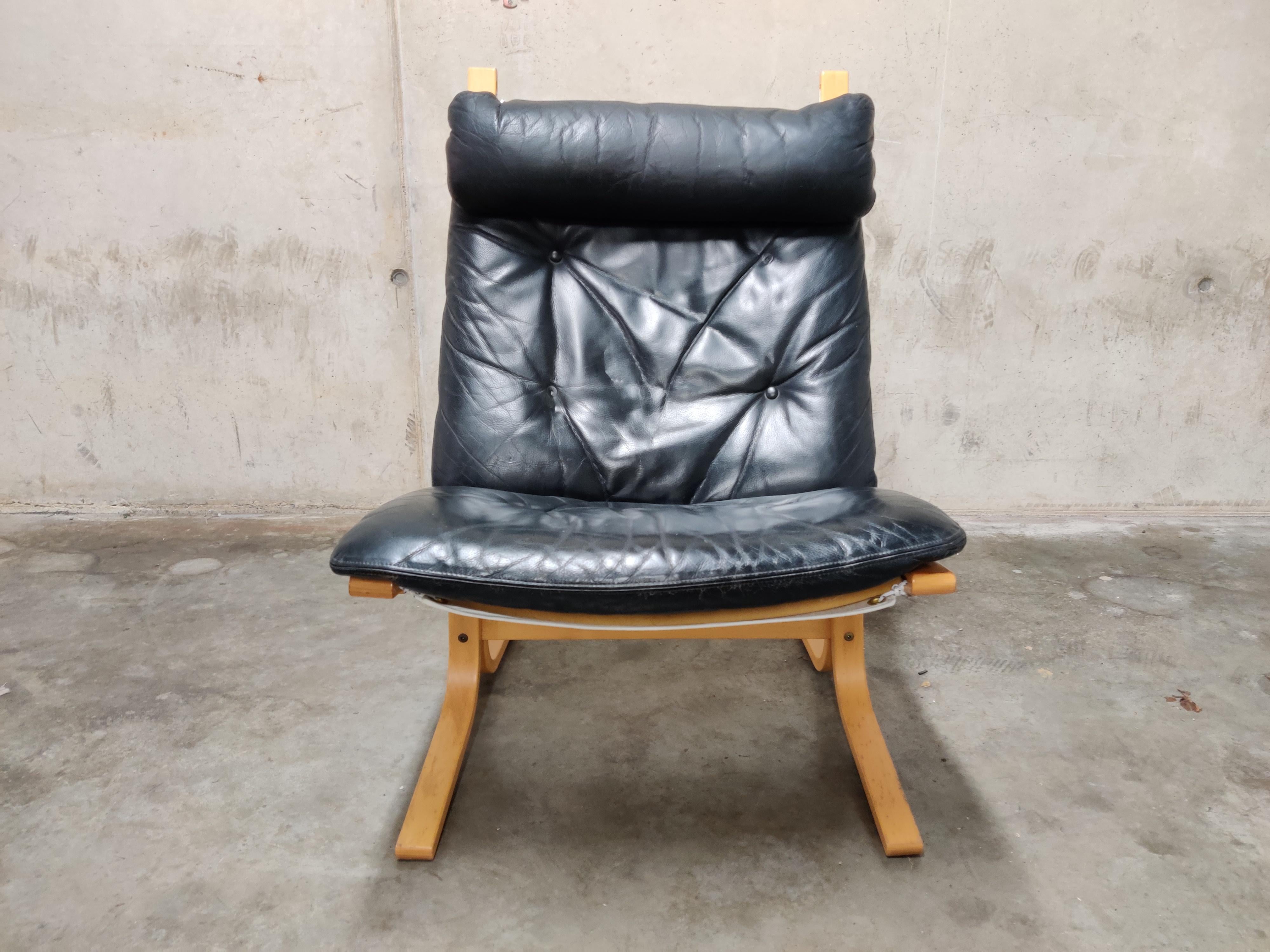 Vintage leather siesta chair designed by Ingmar Relling for Westnofa.

This very comfortable chair consists of black leather cushions on a beige bent wooden frame.

Good used condition with minor signs of wear

1970s - Norway.

Good