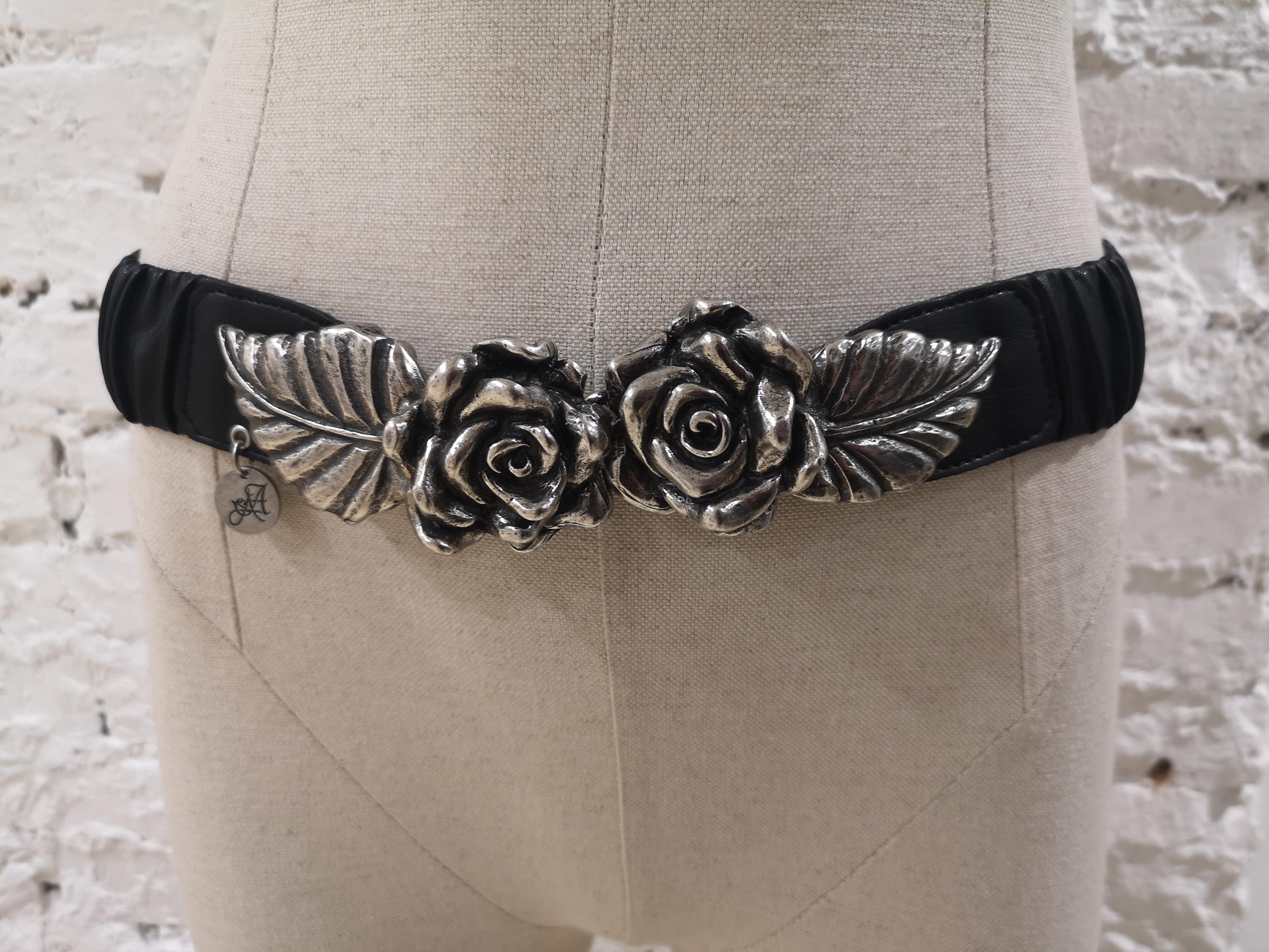 Black leather silver roses elastic belt In New Condition In Capri, IT