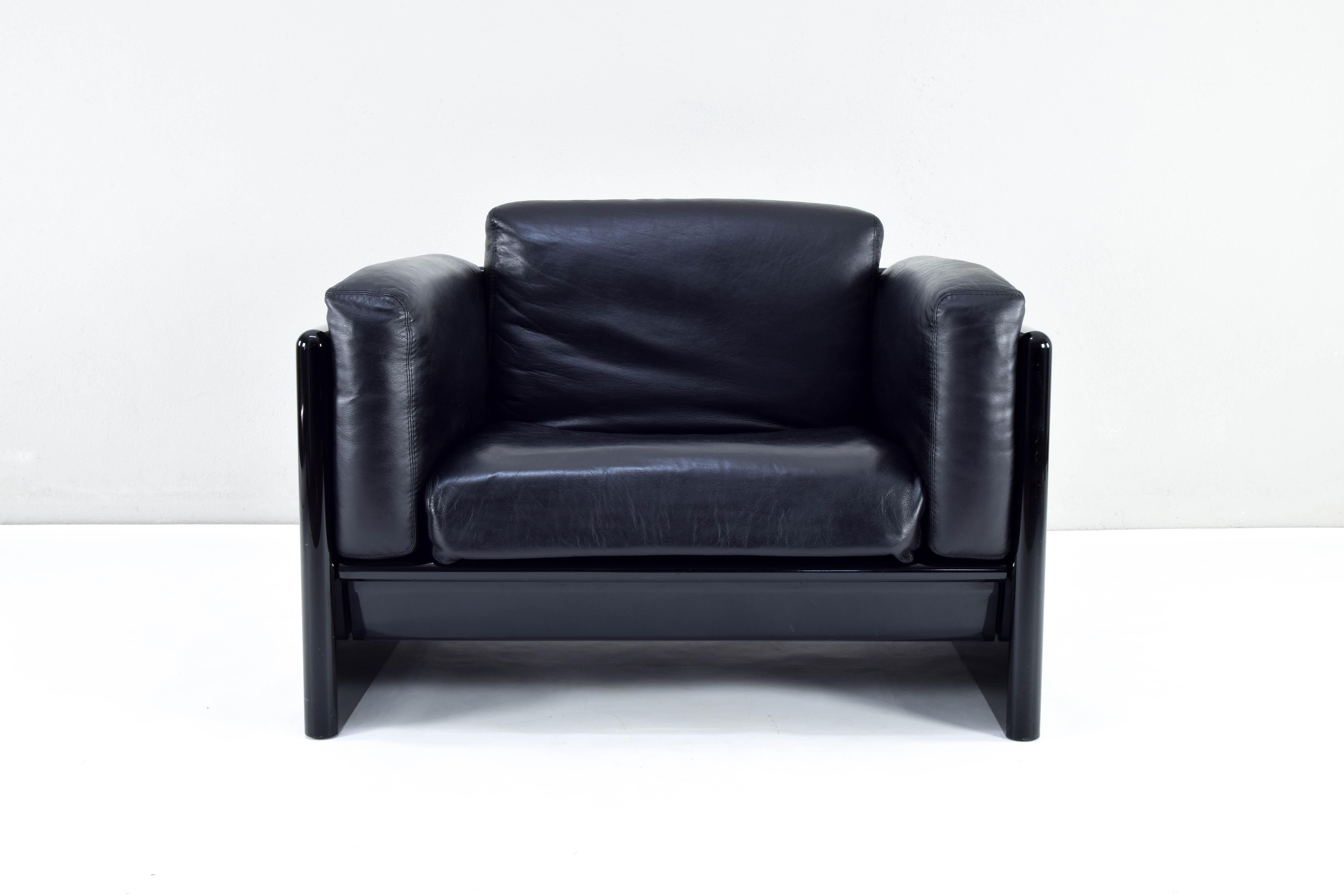 Simone model armchair, designed by Dino Gavina and produced by Studio Simon in Italy in the 70s.
Structure in solid wood lacquered in gloss black.
Black leather upholstery in very good condition, except for a scratch on the seat that, although not