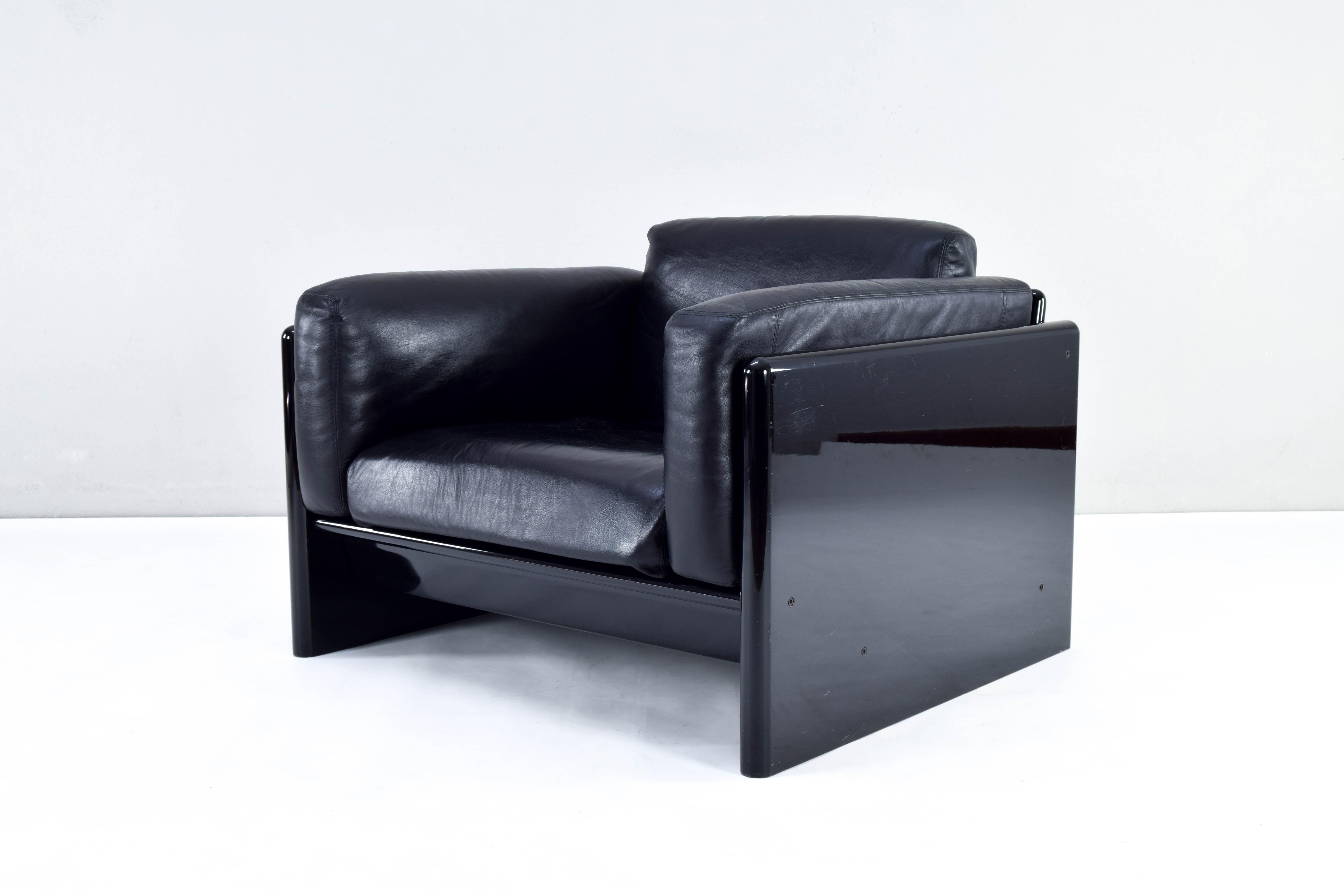 Italian Black Leather Simone Armchair by Ufficio Progetti Gavina for Simon International For Sale