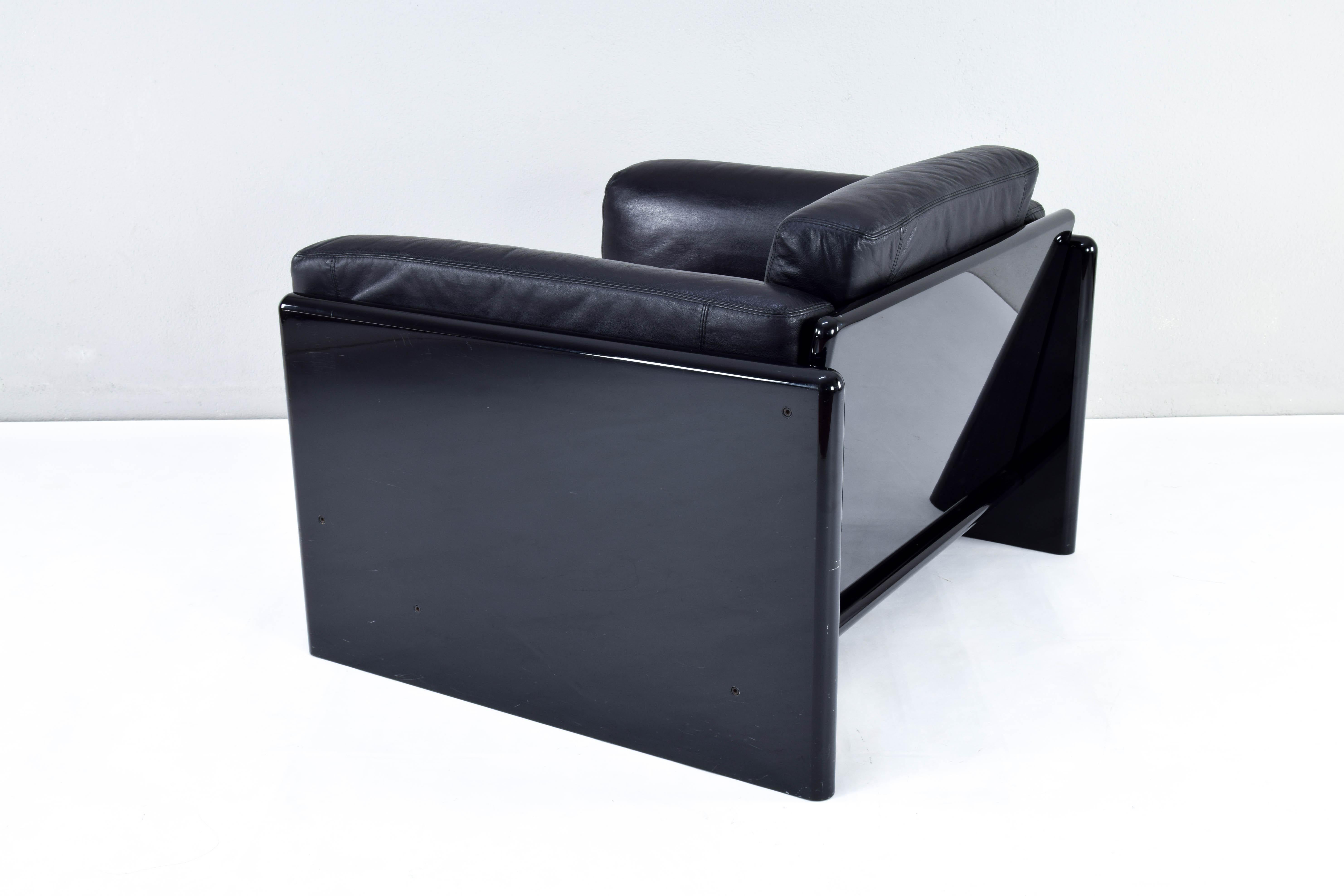 Black Leather Simone Armchair by Ufficio Progetti Gavina for Simon International In Good Condition For Sale In Escalona, Toledo
