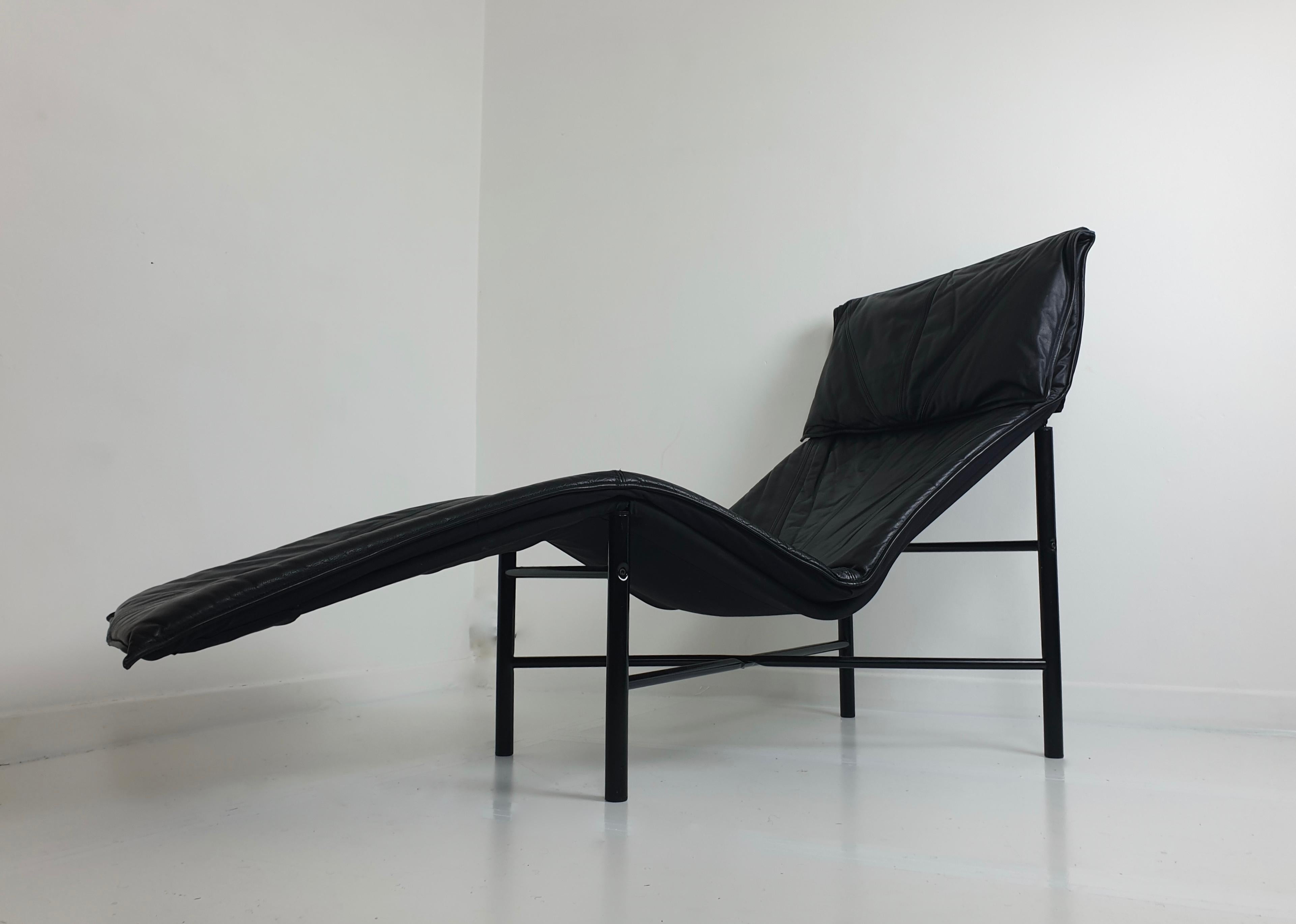 Black leather 'Skye' chaise designed by Tord Björklund for Ikea, circa 1980.