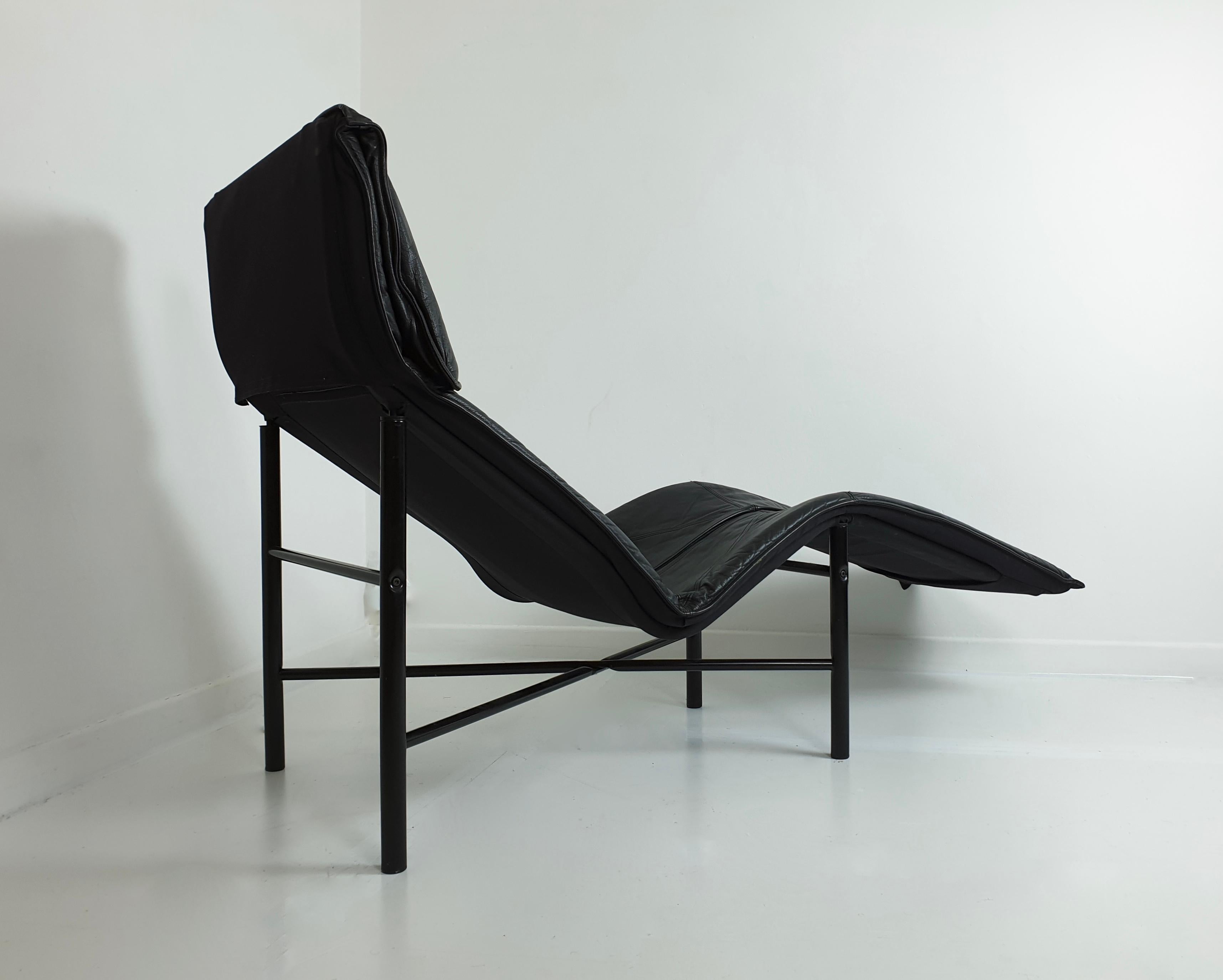 Post-Modern Black Leather 'Skye' Chaise by Tord Björklund for Ikea, circa 1980 For Sale