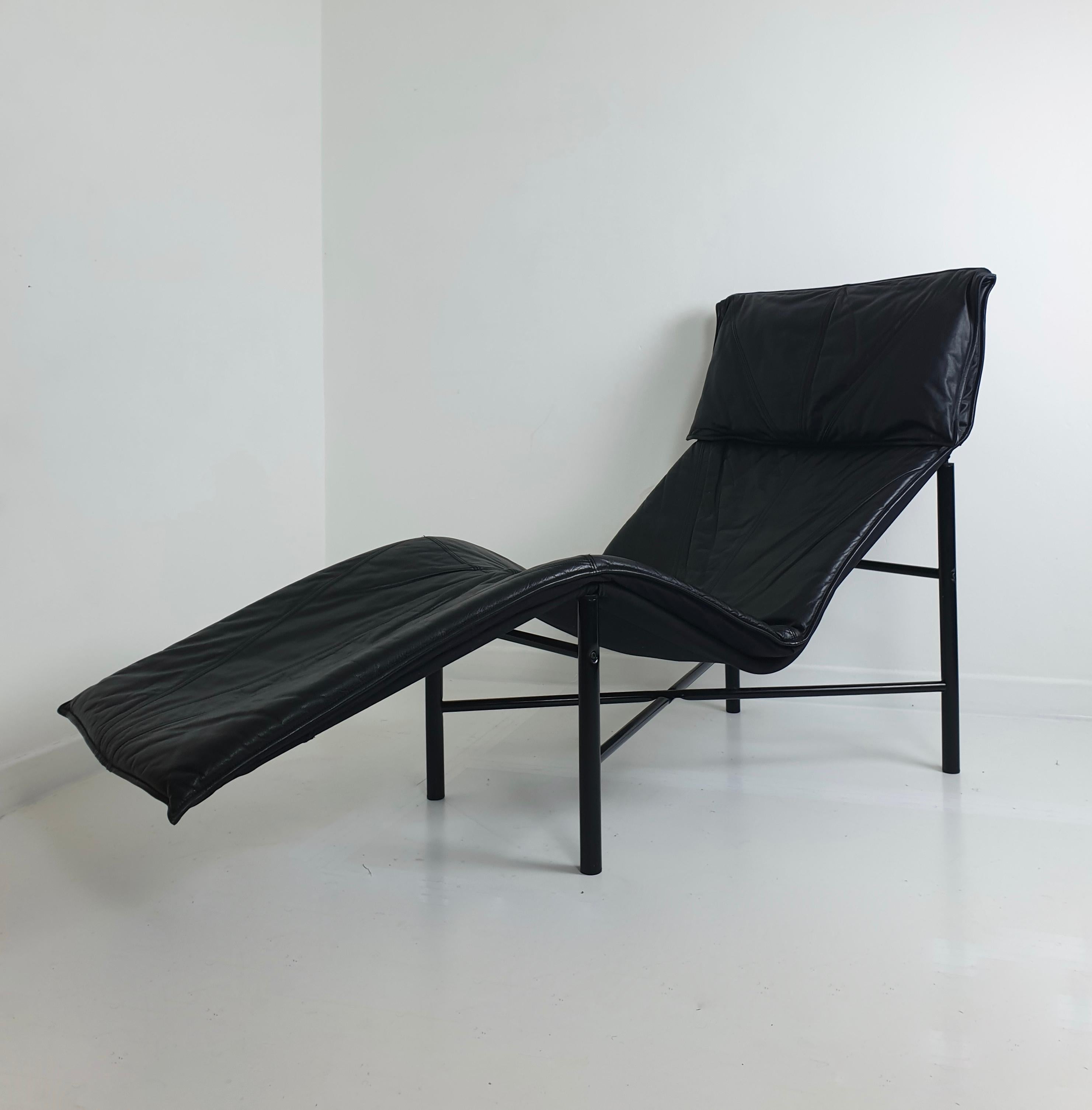 Late 20th Century Black Leather 'Skye' Chaise by Tord Björklund for Ikea, circa 1980 For Sale