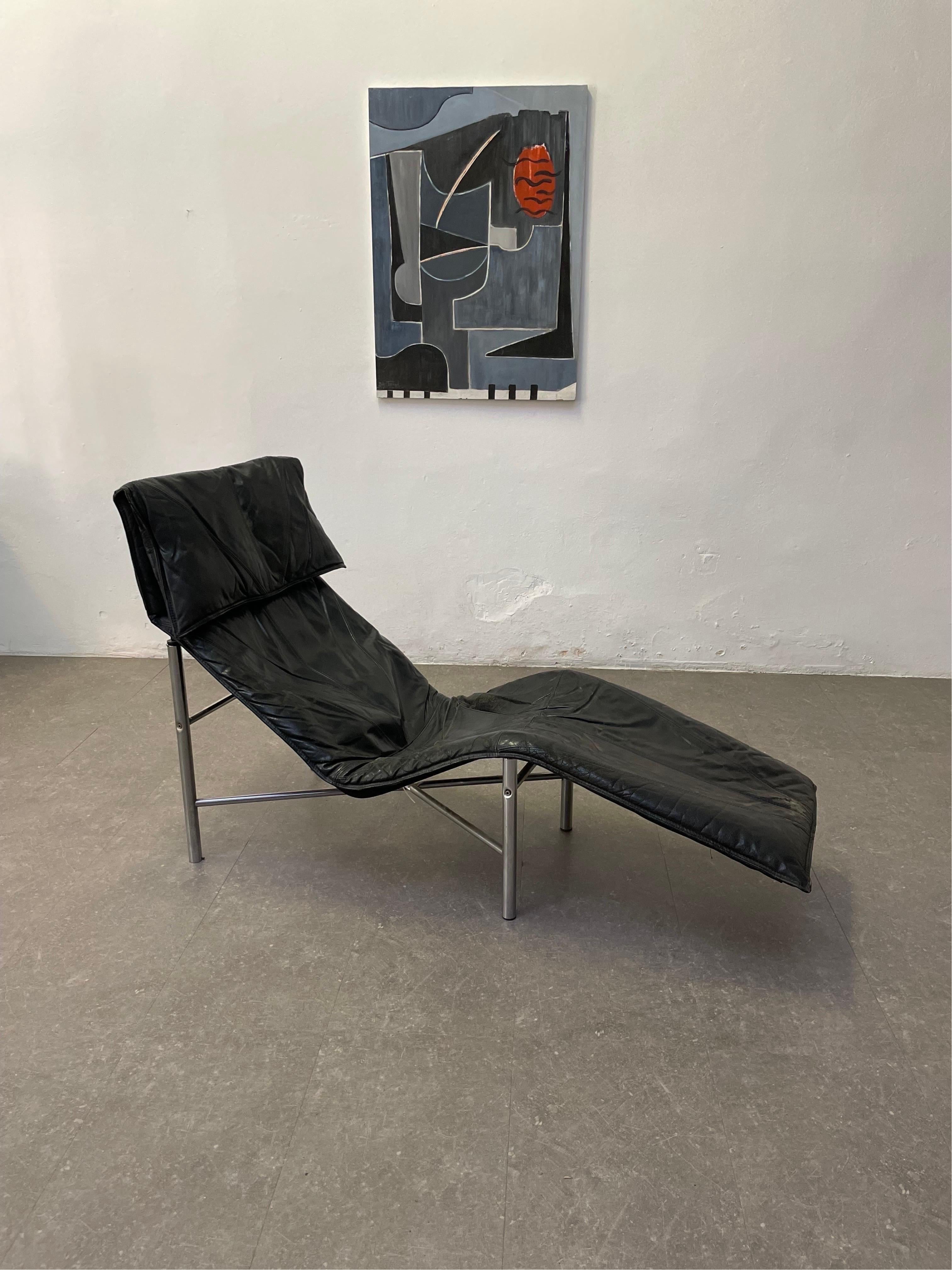 This beautiful Black Leather ‘Skye’ Chaise Longue is a timeless piece designed by Tord Björklund for Ikea Sweden in the 1970s. Its sleek and modern design is crafted with the highest quality black leather that exudes luxury and sophistication. The