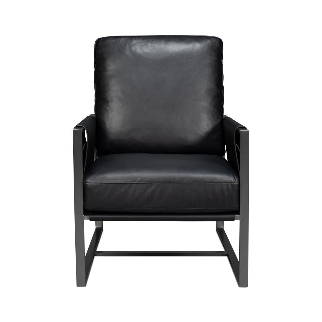 Rivestita in ricca pelle Onyx Black, questa sedia vanta un'elegante struttura in metallo industriale per un'estetica contemporanea. Gli esclusivi braccioli a fionda sono completati da fibbie laterali in pelle che aggiungono carattere e